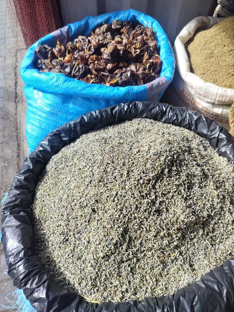 Des sacs de produits séchés, piment, des graines de chardon-Marie, photo gratuite