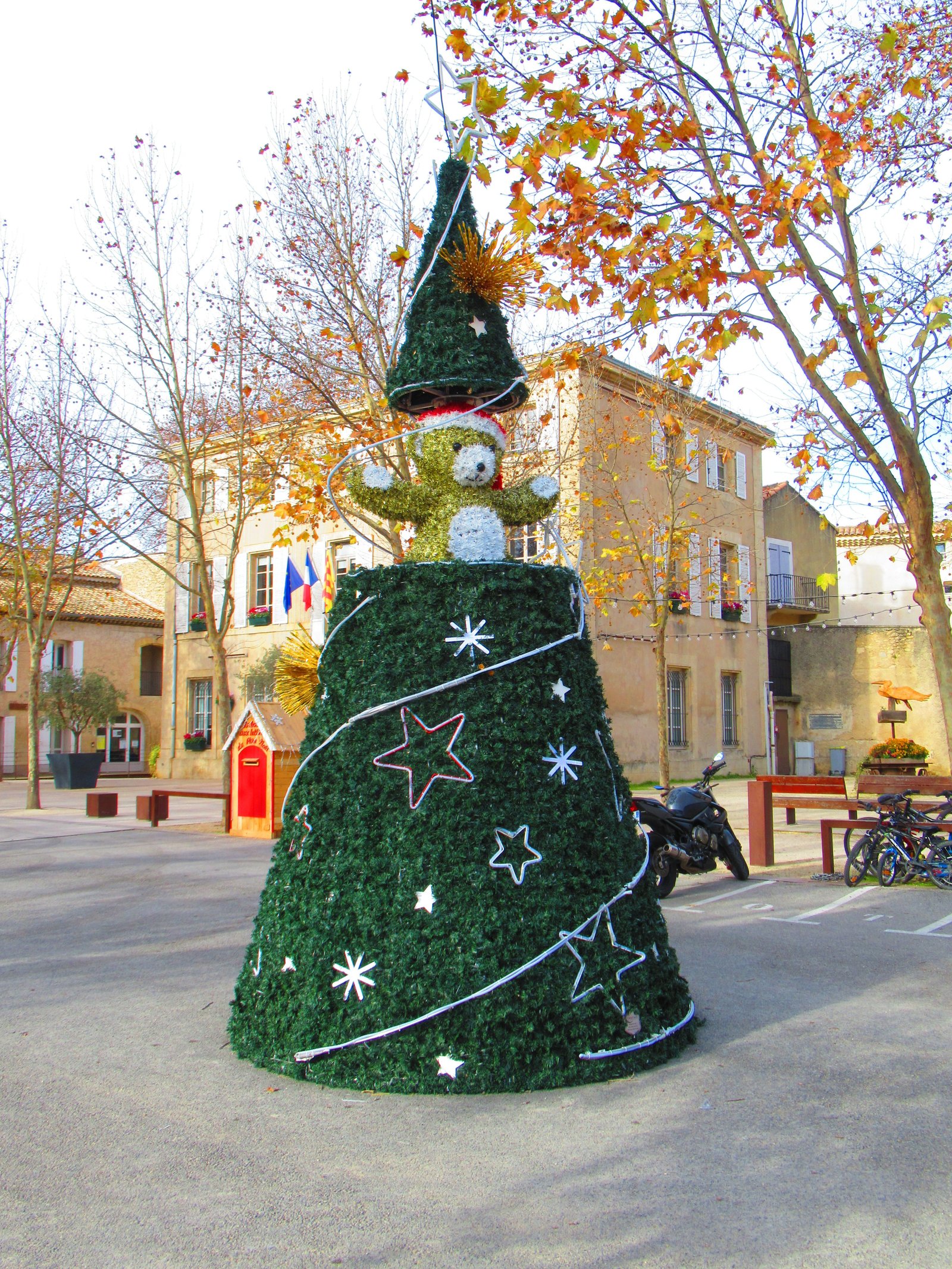 Gros sapin pour les festivités de noël photo gratuite