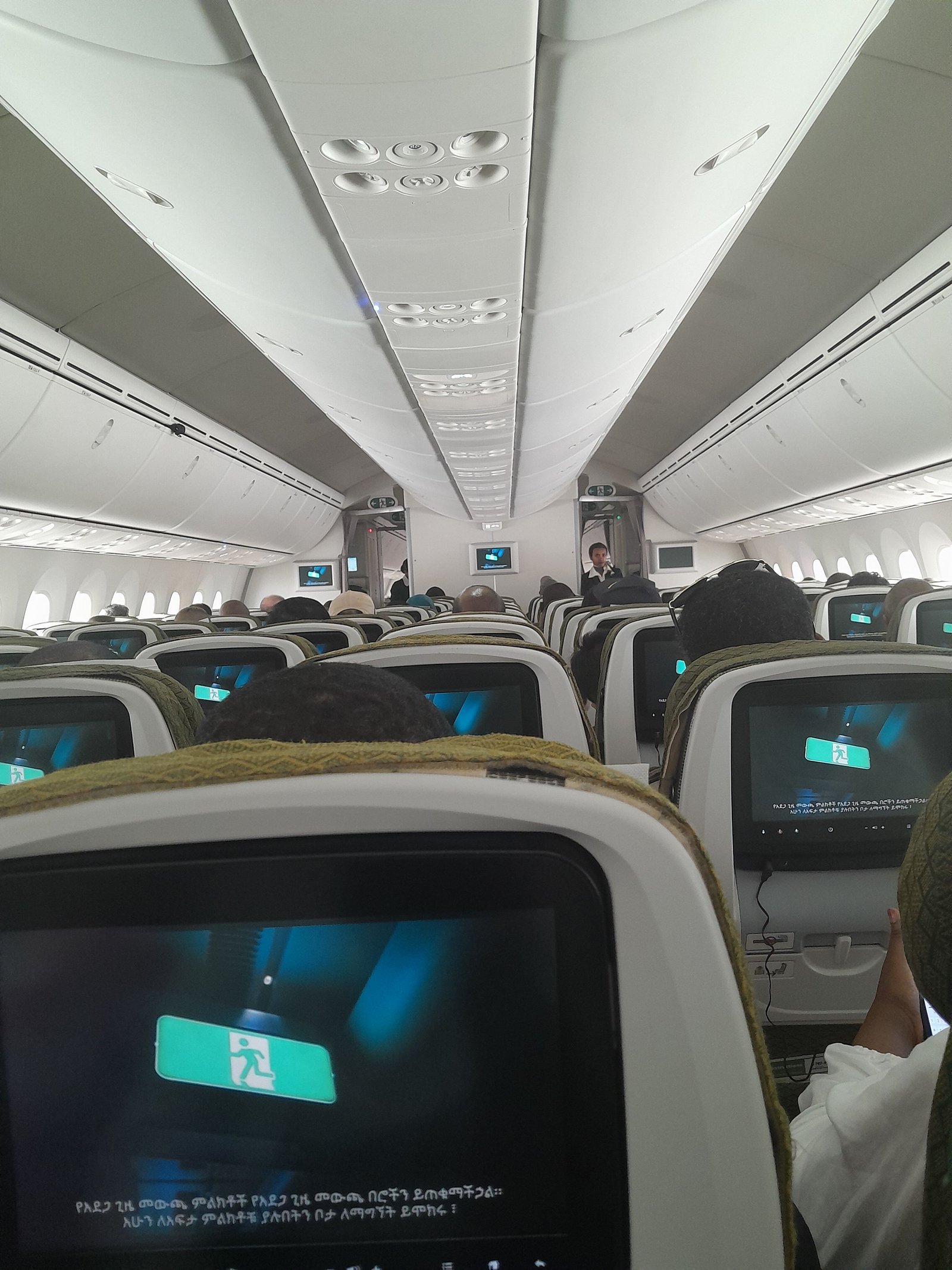 Intérieur de la cabine d'un avion Ethiopian Airlines avec écrans tactiles photo gratuite