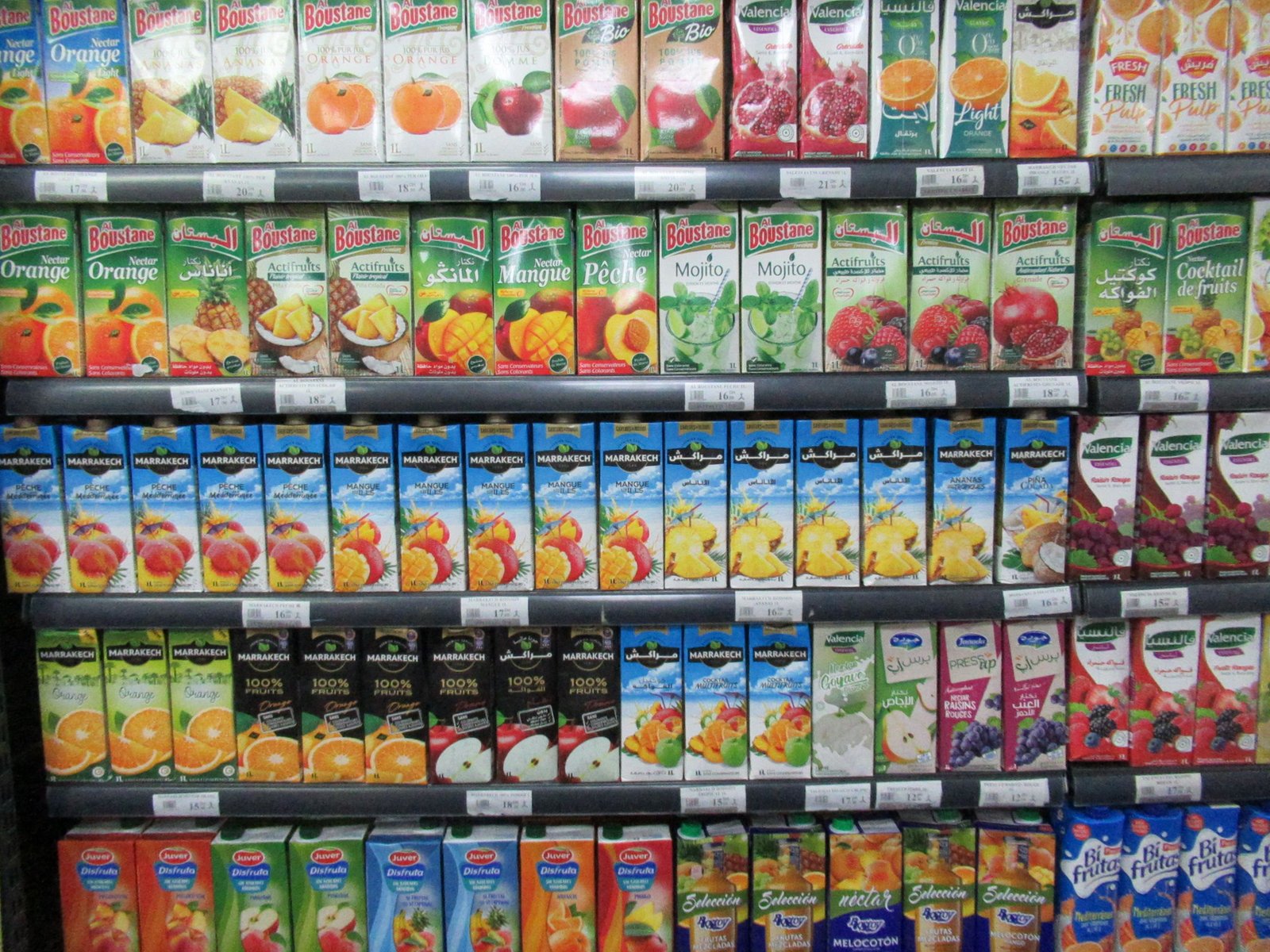Jus de fruits sur les rayons d'un supermarché