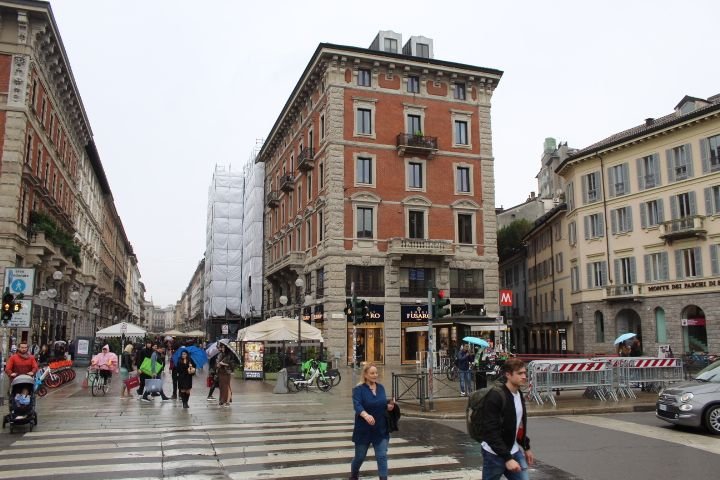 La Via Dante à Milan, en Italie, une grande rue piétonne et commerçante reliant le Duomo de Milan au Château des Sforza, photo gratuite