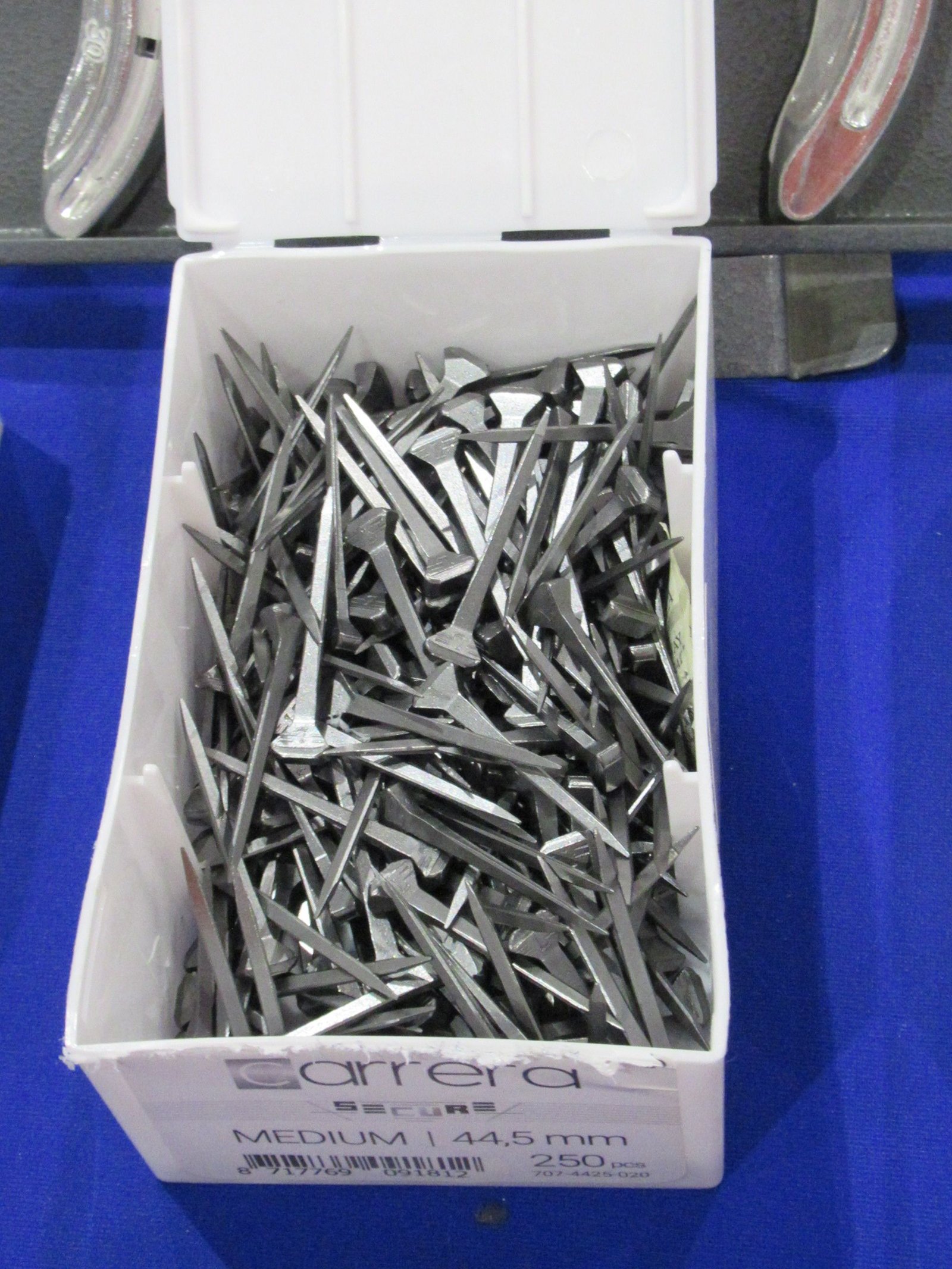 clous en acier pour maréchal ferrant pour ferrer les chevaux lors d'un salon du cheval