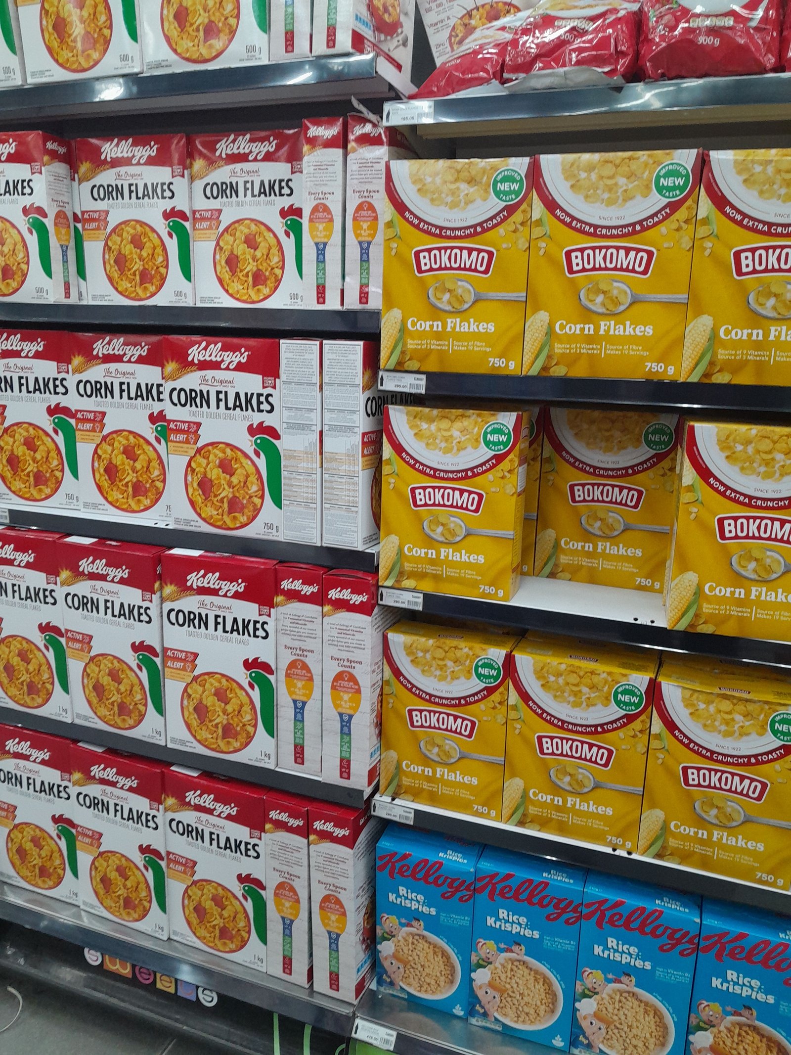 Rayon de céréales Corn Flakes dans un supermarché photo gratuite