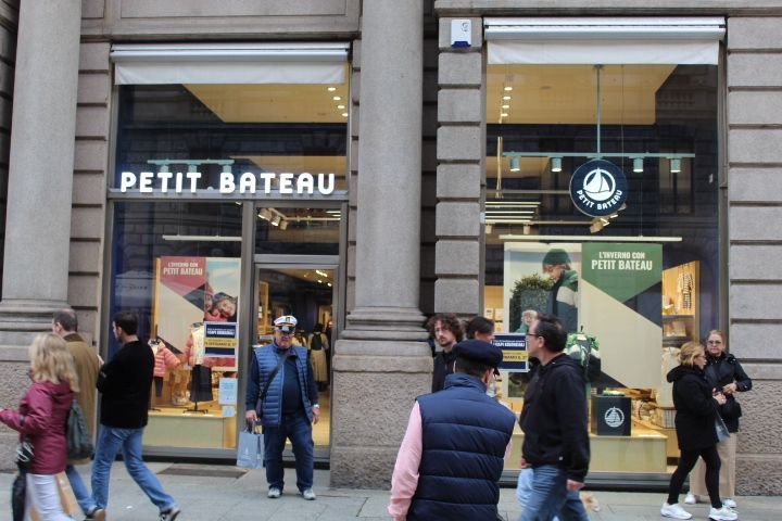 La boutique Petit Bateau, c'est une entreprise et une marque française de vêtements et sous-vêtements, principalement connue pour ses collections pour enfants, photo gratuite