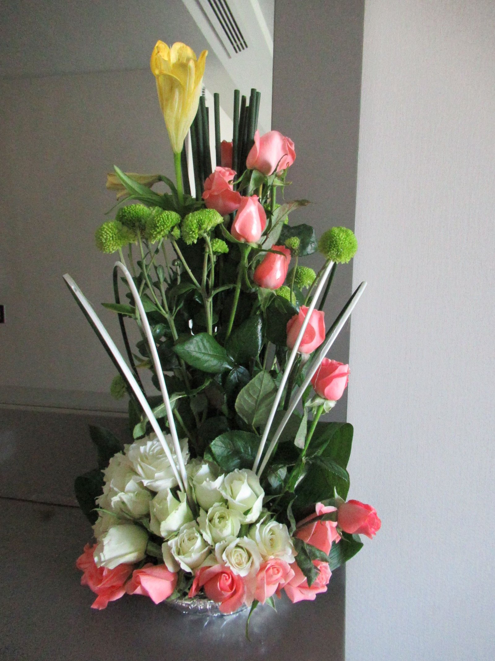 Composition florale de roses multicolores