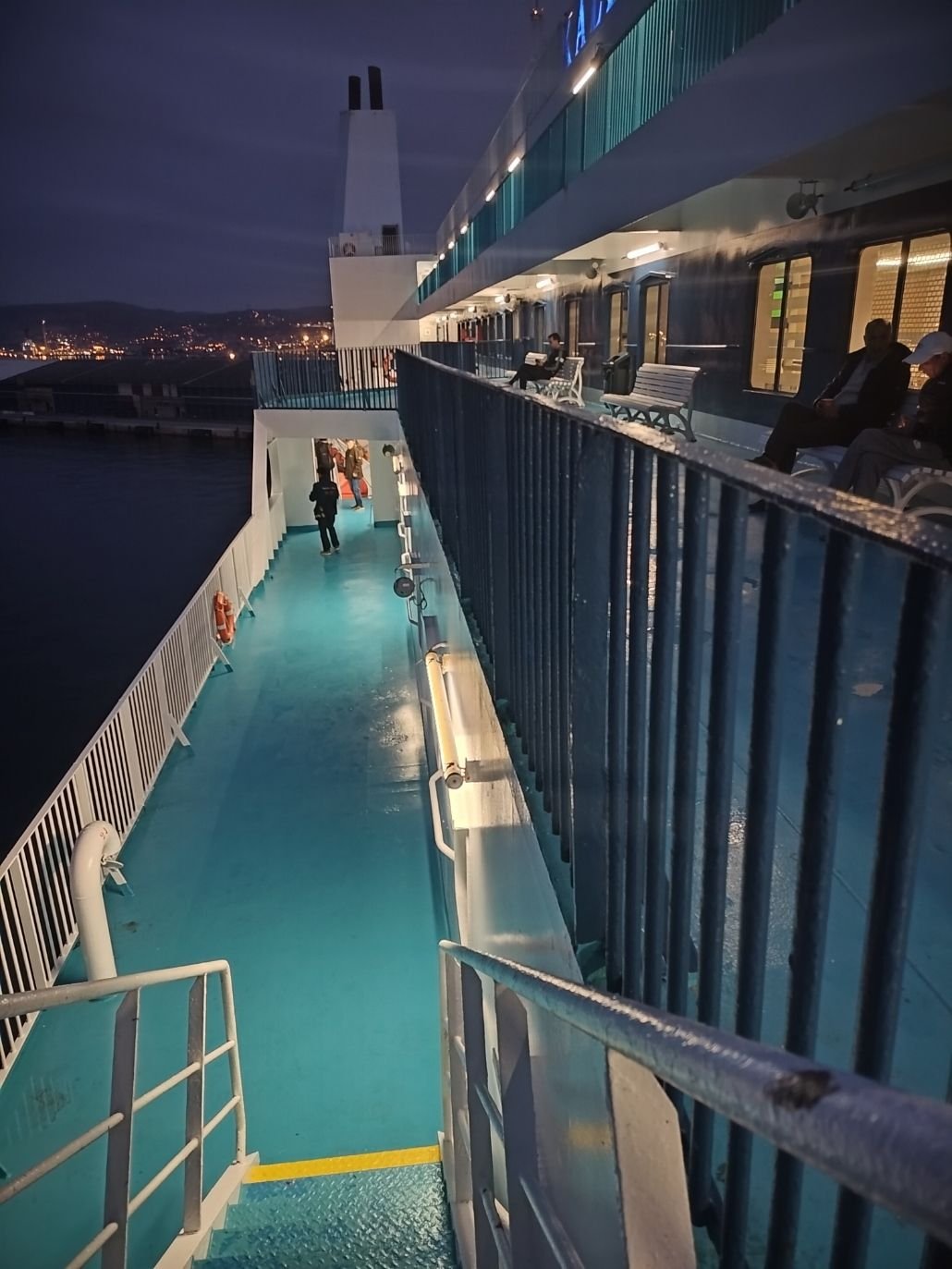 Espace extérieur au bord d'un bateau, personnes assis sur un banc au bord d'un navire photo gratuite