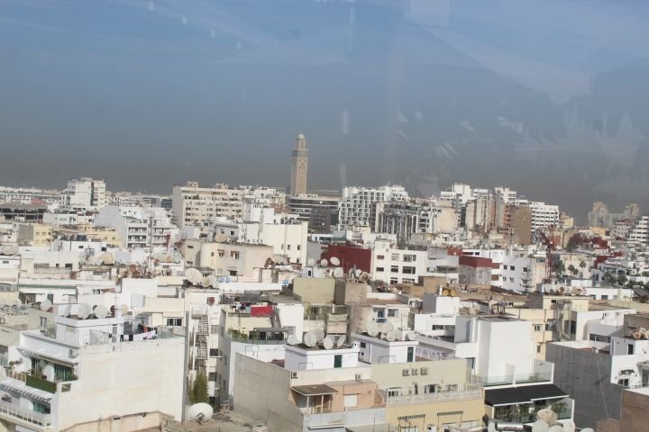 Une vue panoramique de Casablanca et de la mosquée Hassan 2 avec de nombreux bâtiments à plusieurs étages photo gratuite