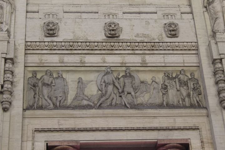 Sculpture des personnes, soldats romains, sur la façade intérieur de la gare centrale de Milan Lombardie en Italie photo gratuite