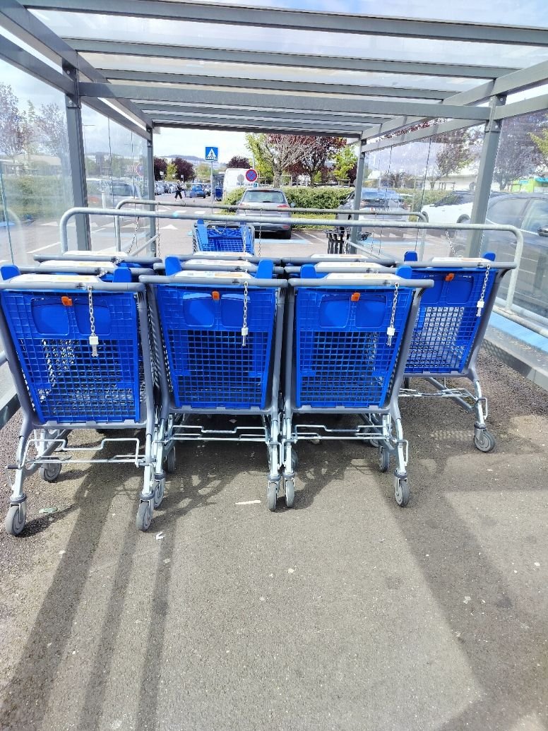 Consigne à chariots dans un supermarché