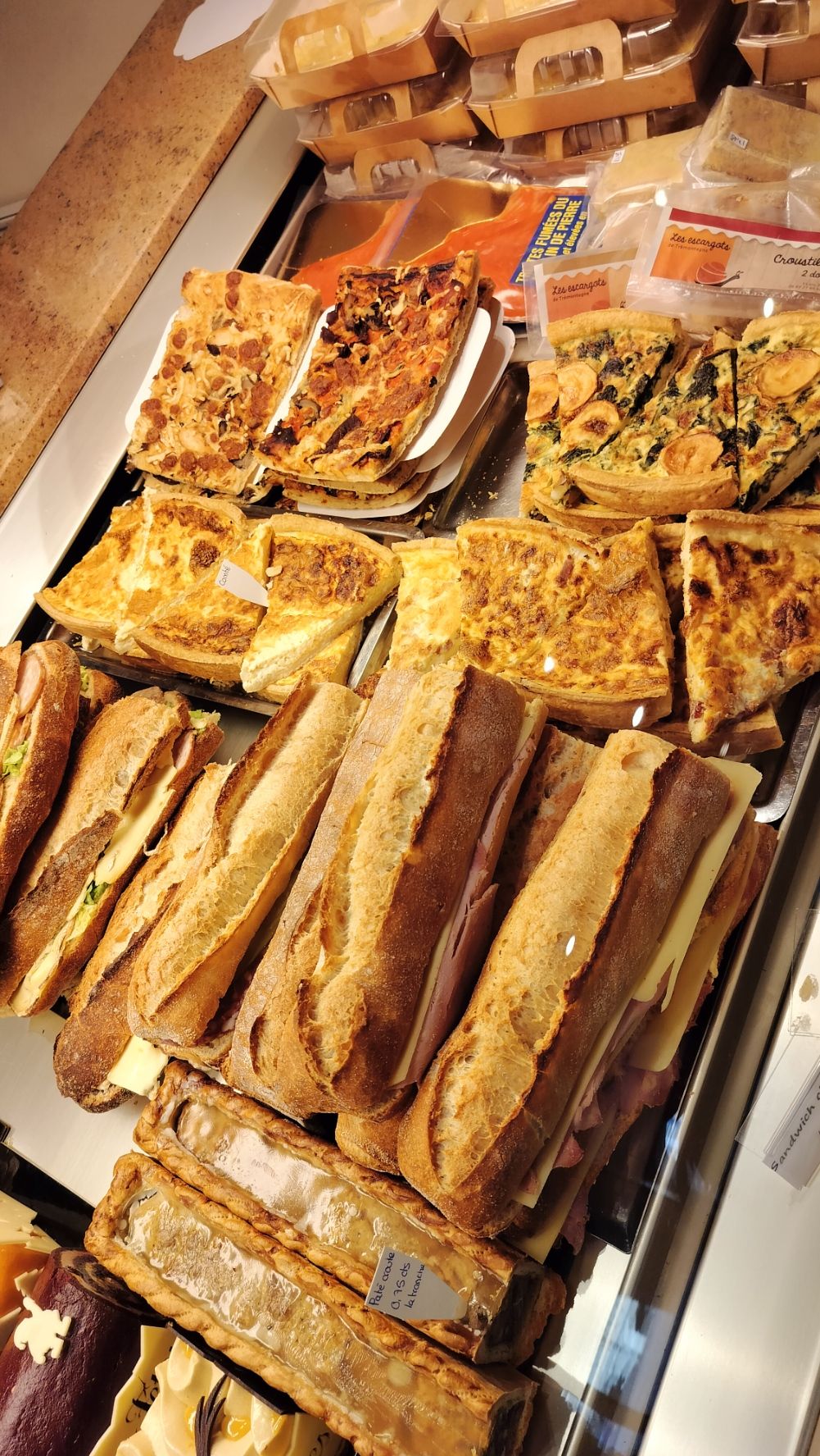 Pains et sandwichs en vente dans une boulangerie