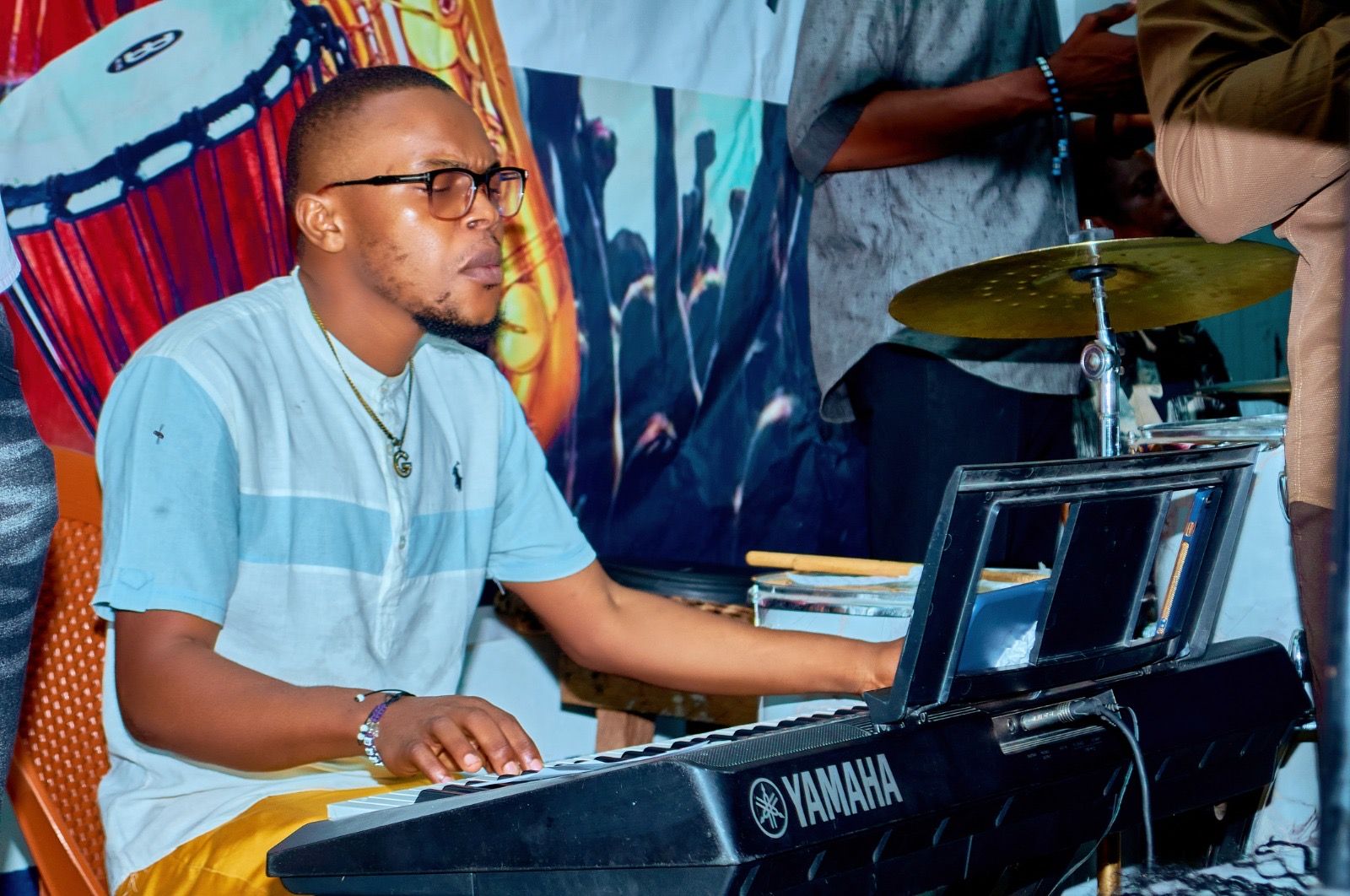 Comment s’asseoir au piano photo gratuite