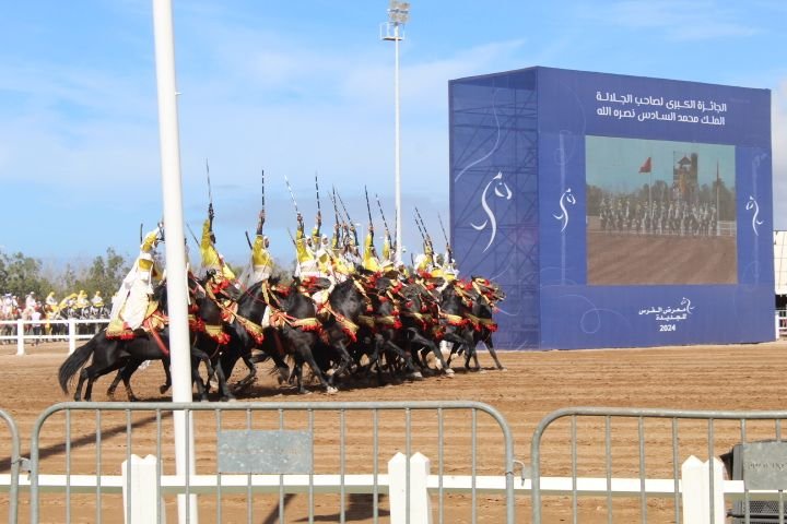 Fantasia charge de Tbourida exécutée par des cavaliers lors du Salon du Cheval d'El Jadida photo gratuite