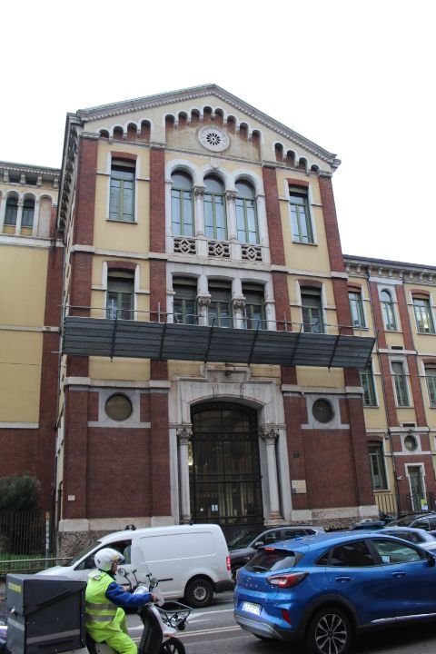 Façade de l'école Primaire Luigi Galvani dans la ville de Milan Lombardie en Italie photo gratuite