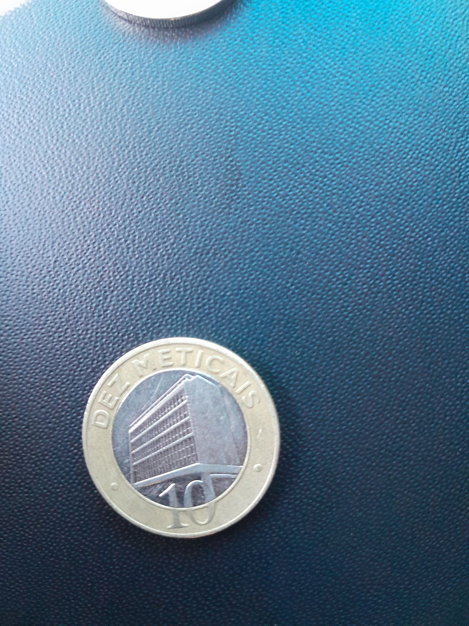 Pièce de monnaie du Mozambique de 10 Meticais en gros plan photo gratuite