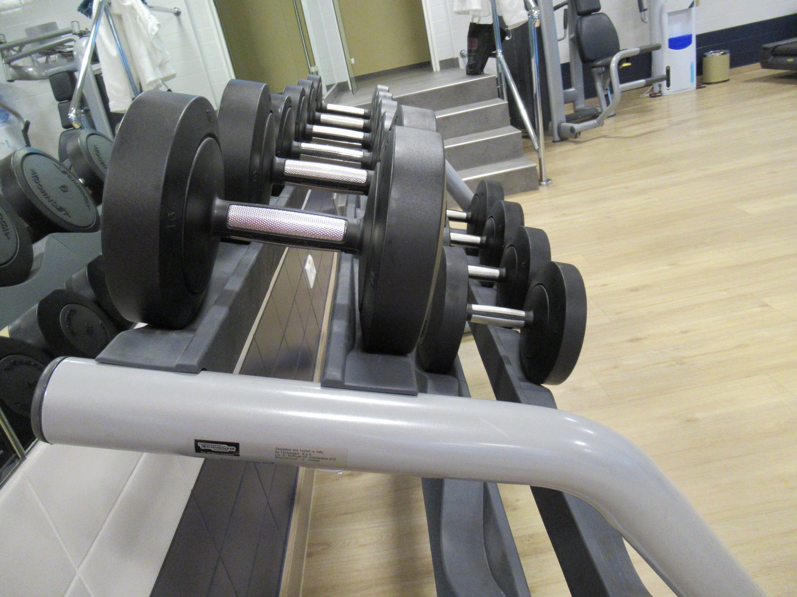 Haltères sportives dans une salle fitness