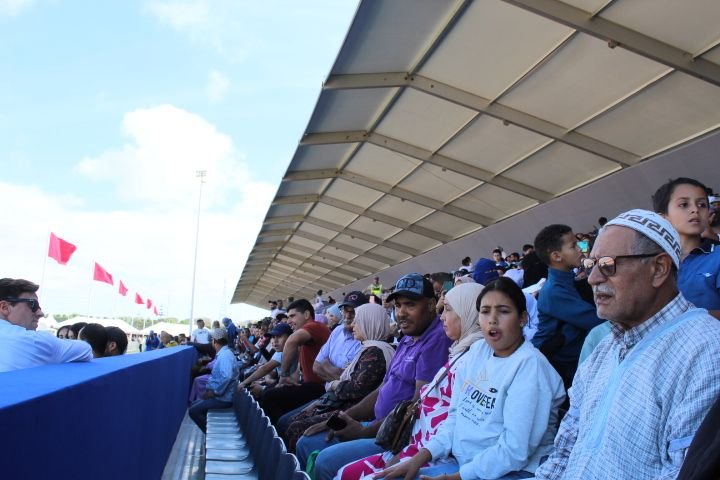 Personnes assises sur les gradins au Salon du Cheval d'El Jadida