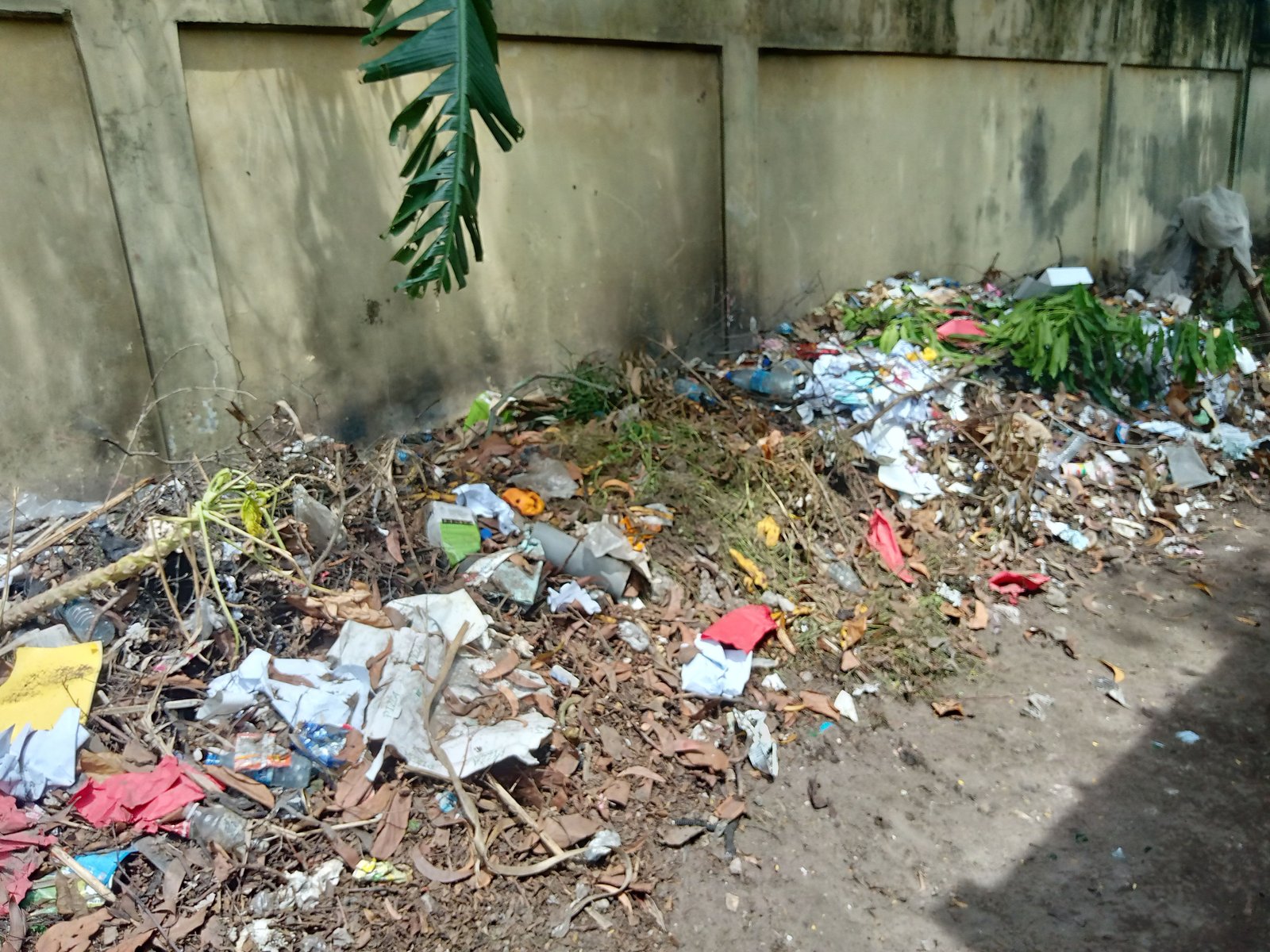 Ordures au pied d’un mur photo gratuite