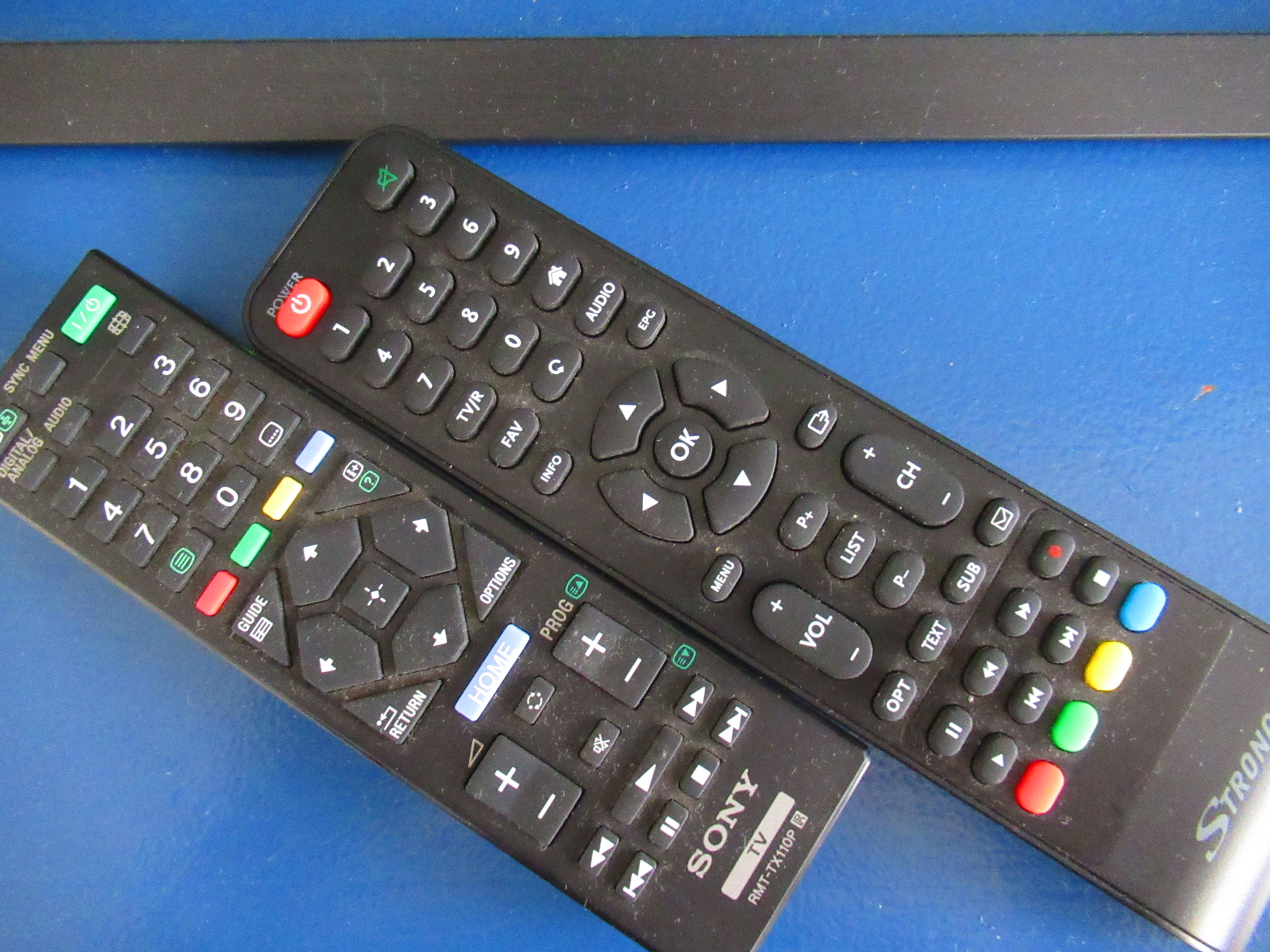 Deux télécommandes pour téléviseurs