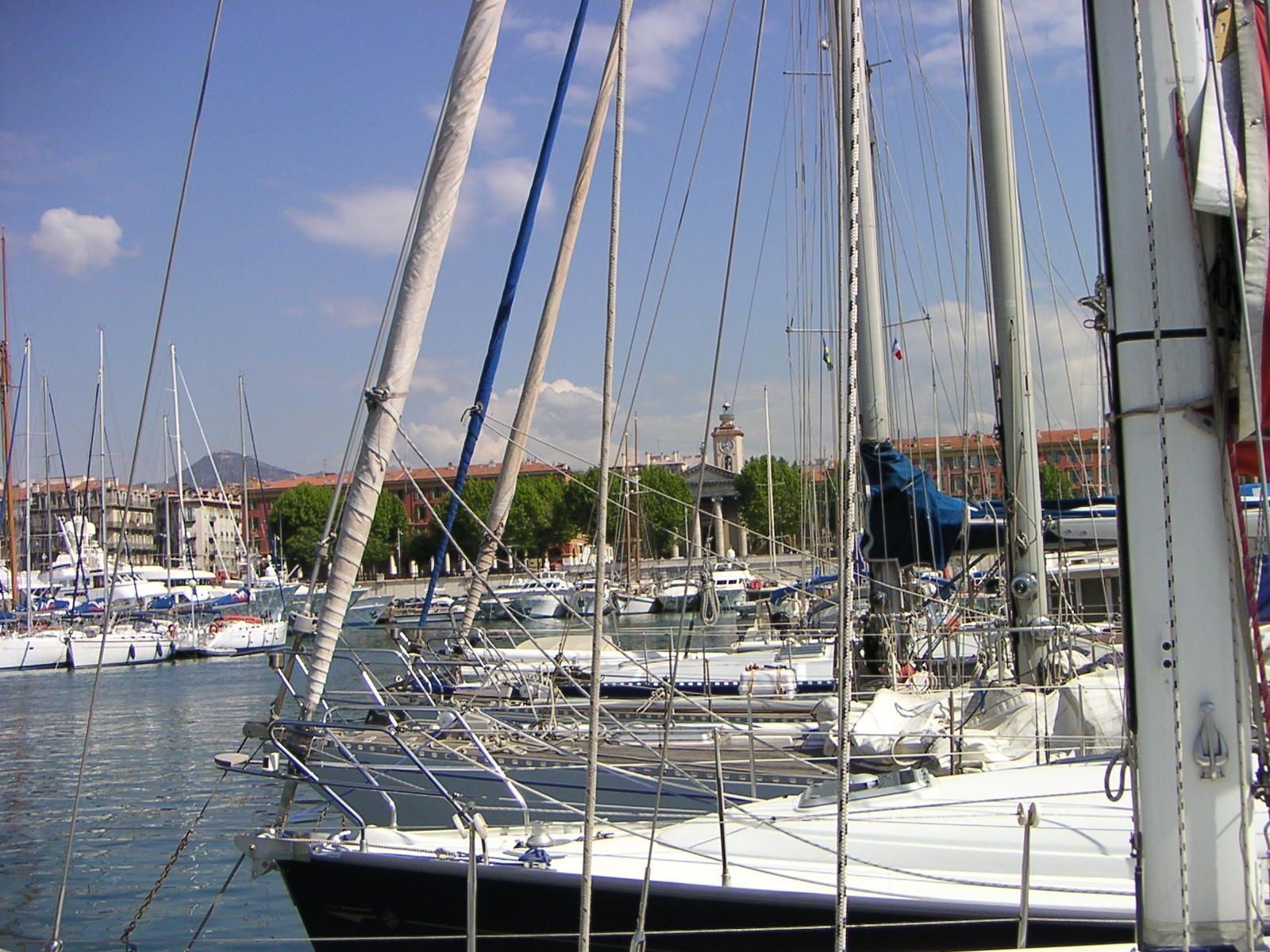 Le port de Toulon, en France, avec des voiliers amarrés, photo gratuite