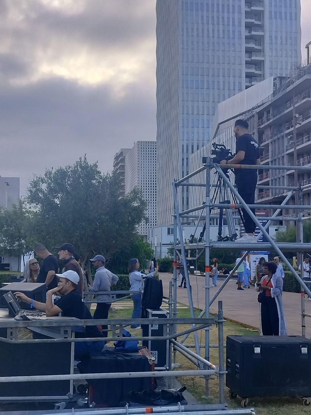 Une installation technique pour le festival, une personne tenant une caméra, photo gratuite