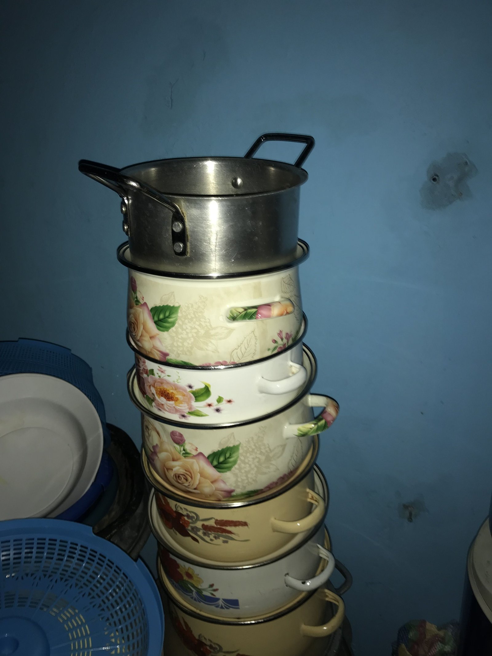 Un ensemble de casseroles photo gratuite