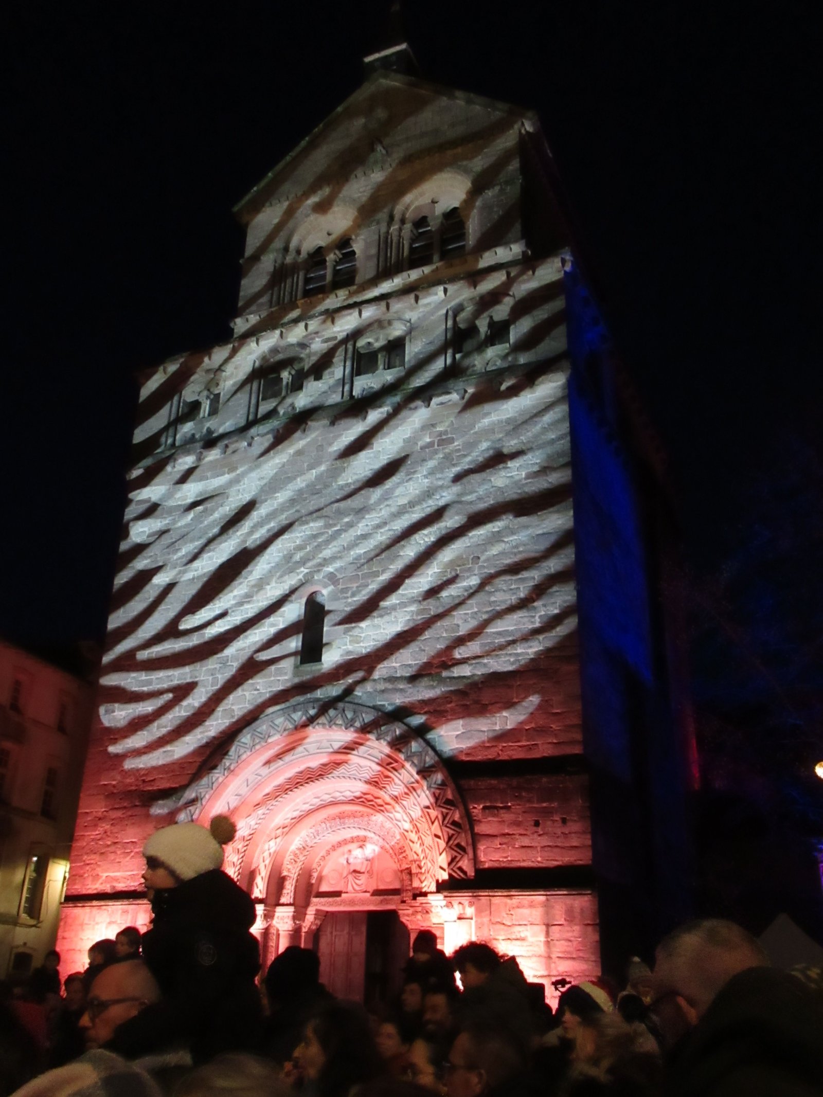 La Basilique Saint-Maurice d'Épinal illuminée lors d'un événement festif, photo gratuite