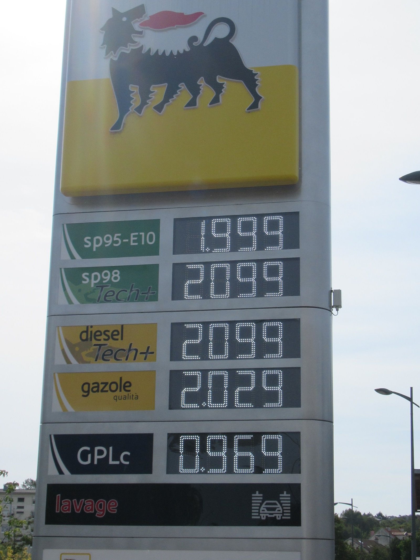 Station d'essence ENI avec service lavage auto prix carburants