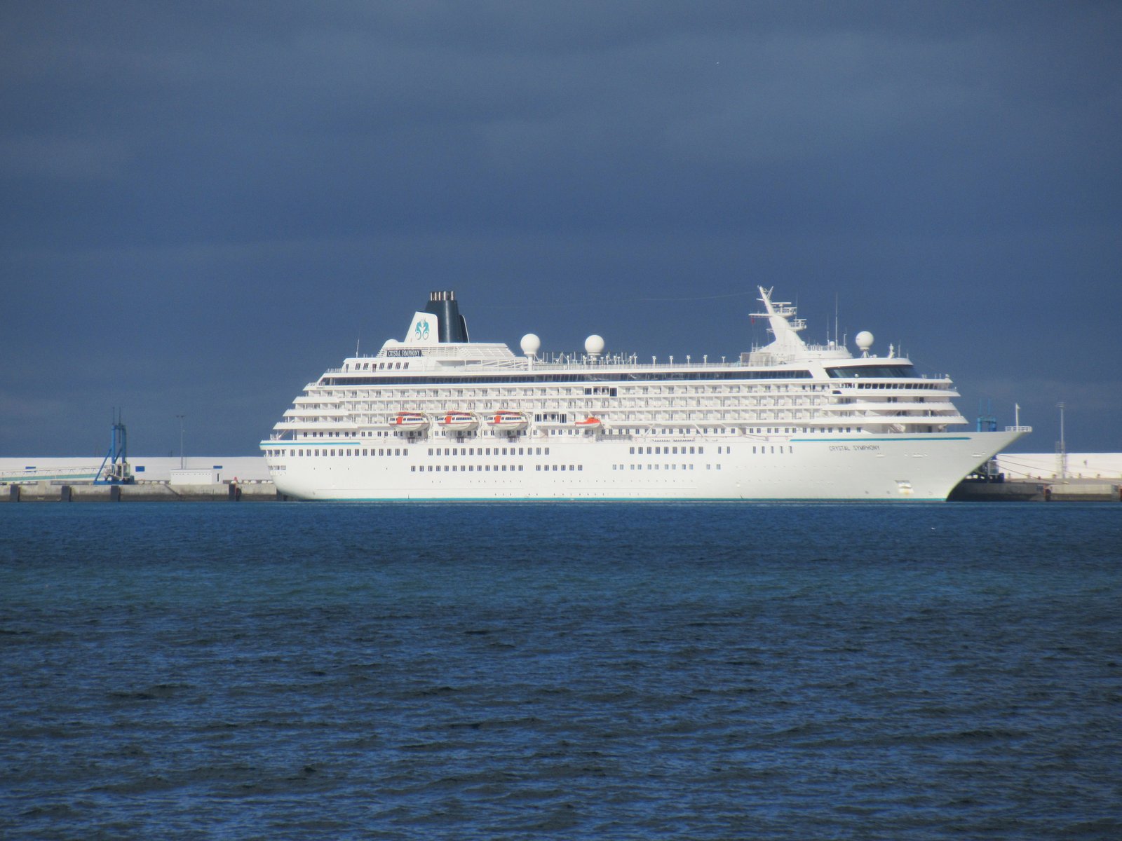 Bateau de croisière Crystal Symphony au port photo gratuite