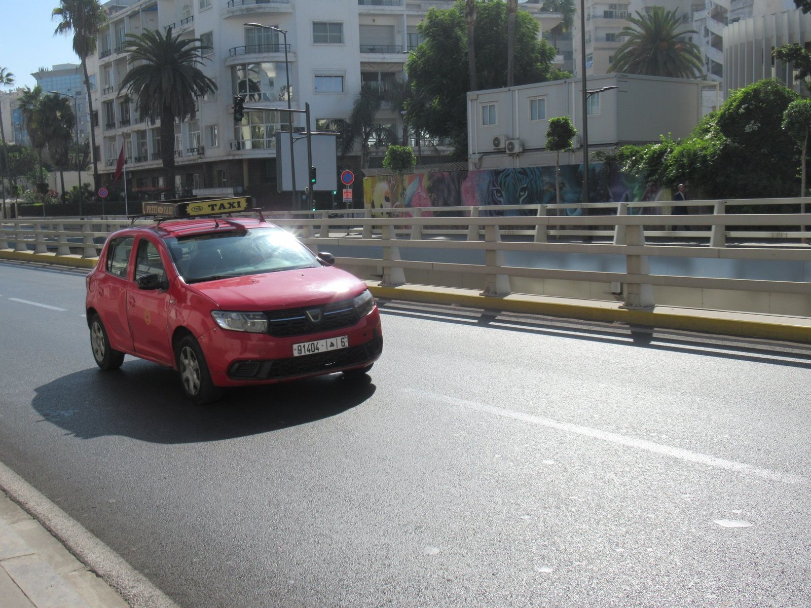 Une voiture en circulation, photo gratuite