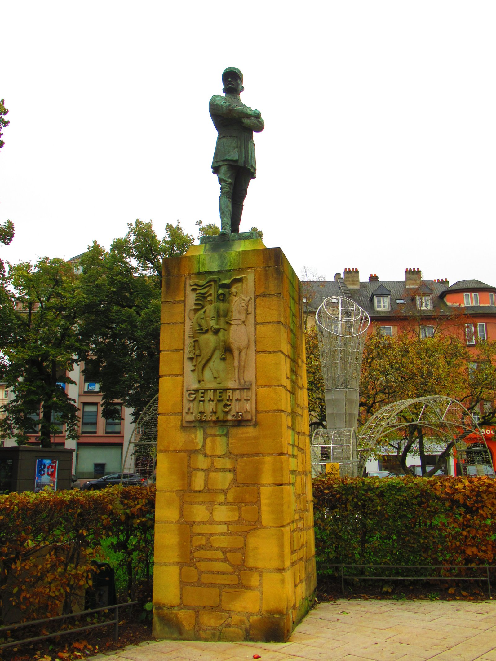 Statue du Général Charles Mangin sur son piédestal à Metz en France photo gratuite