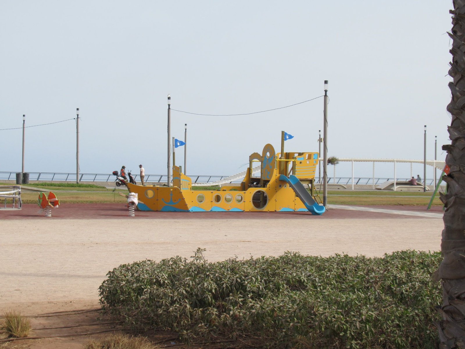 Aire de jeux jaune et bleue forme de bateau - Parque infantil de barco amarelo e azul Foto gratuita