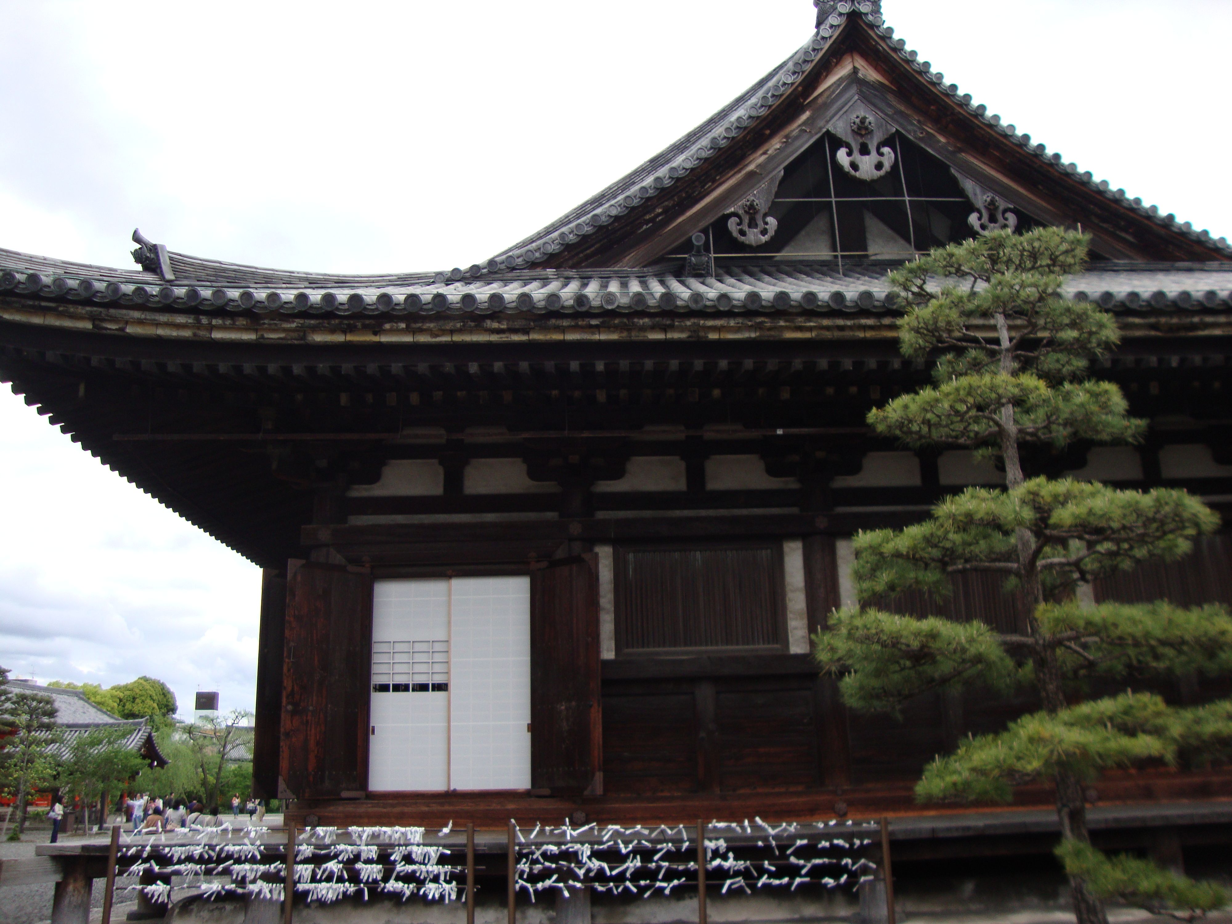 Gros plan sur un bâtiment avec une architecture asiatique du Japon photo gratuite