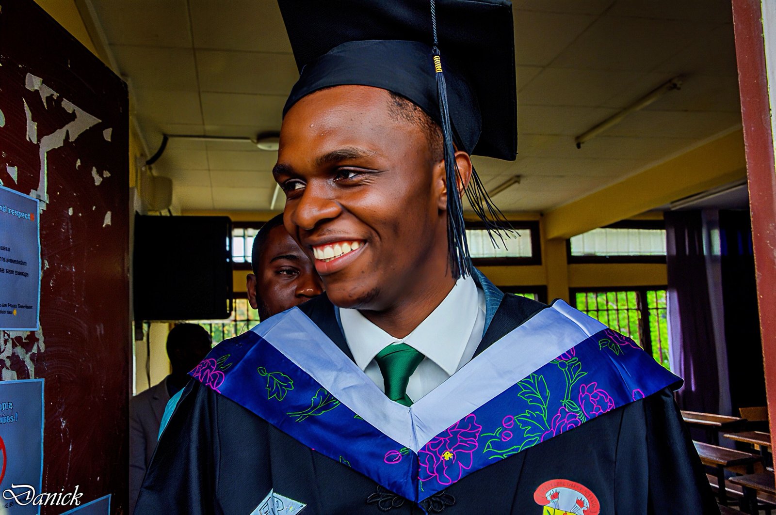 Un jeune habillé en toge lors de la remise de diplômes photo gratuite