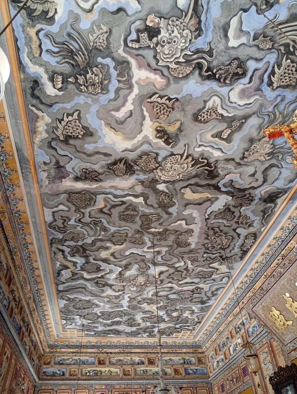 Plafond détaillé du tombeau de l'empereur Khải Định à Hué, au Vietnam, photo gratuite