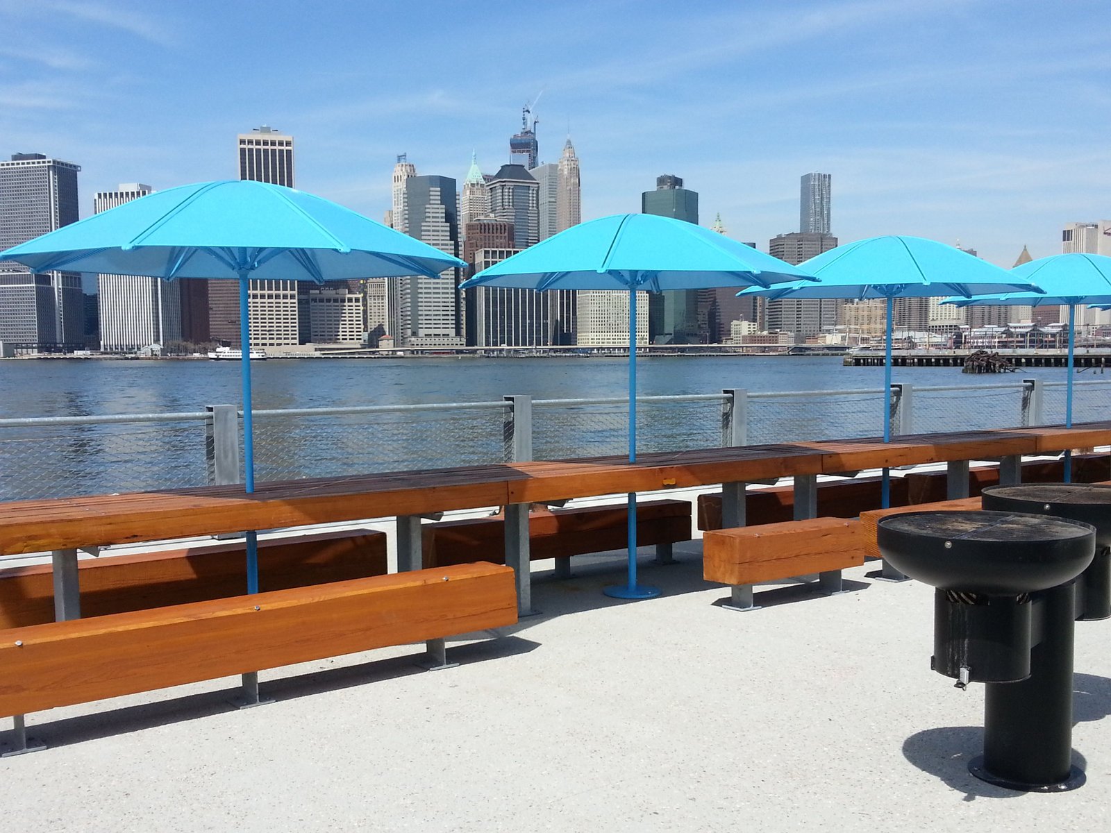 Une rangée de tables en bois et parasol, banc de picnic sur le pont de Brooklyn à New-York, États-Unis, photo gratuite