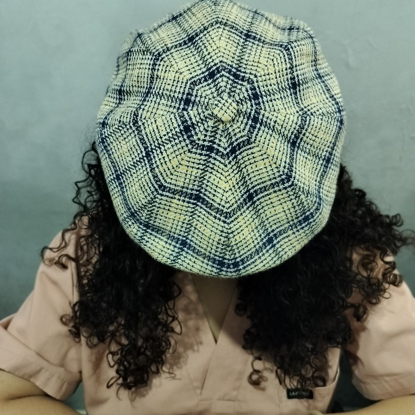 Femme aux cheveux bouclés avec casquette