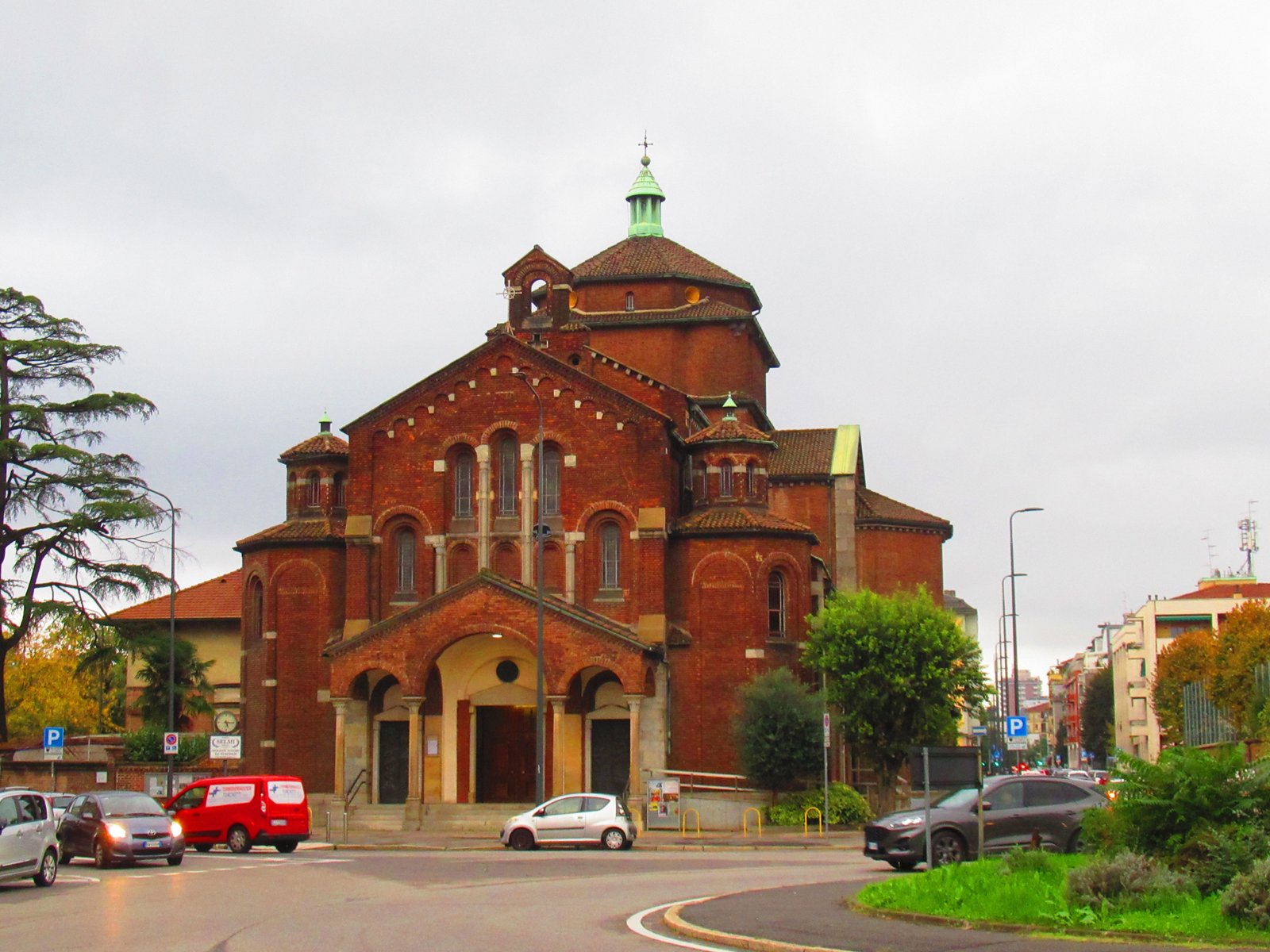 Photo gratuite montrant le bâtiment d'une église dans la vile de Milan Montalbino Lombardie en Italie