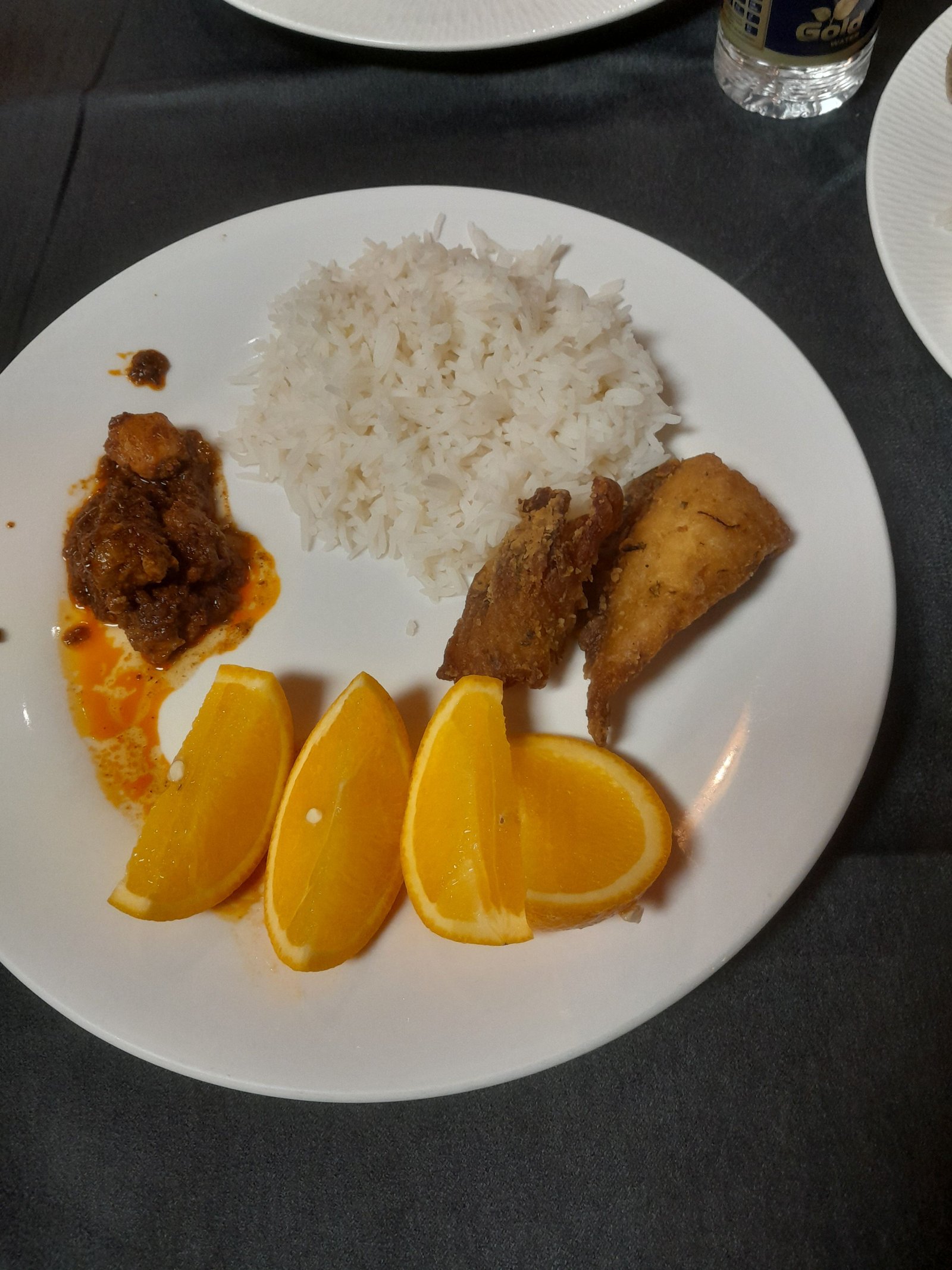 Assiette de riz blanc avec viande et quartiers d'orange photo gratuite