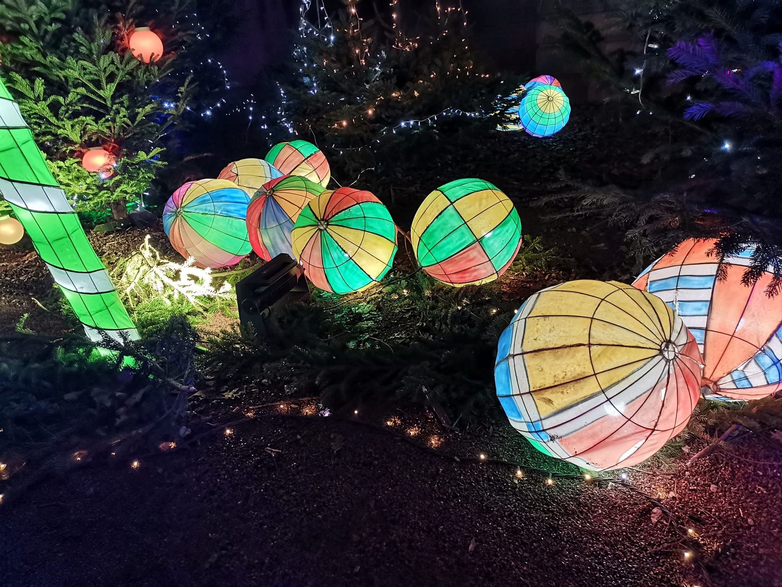 Ballons de Noël au sentier des lanternes à Metz