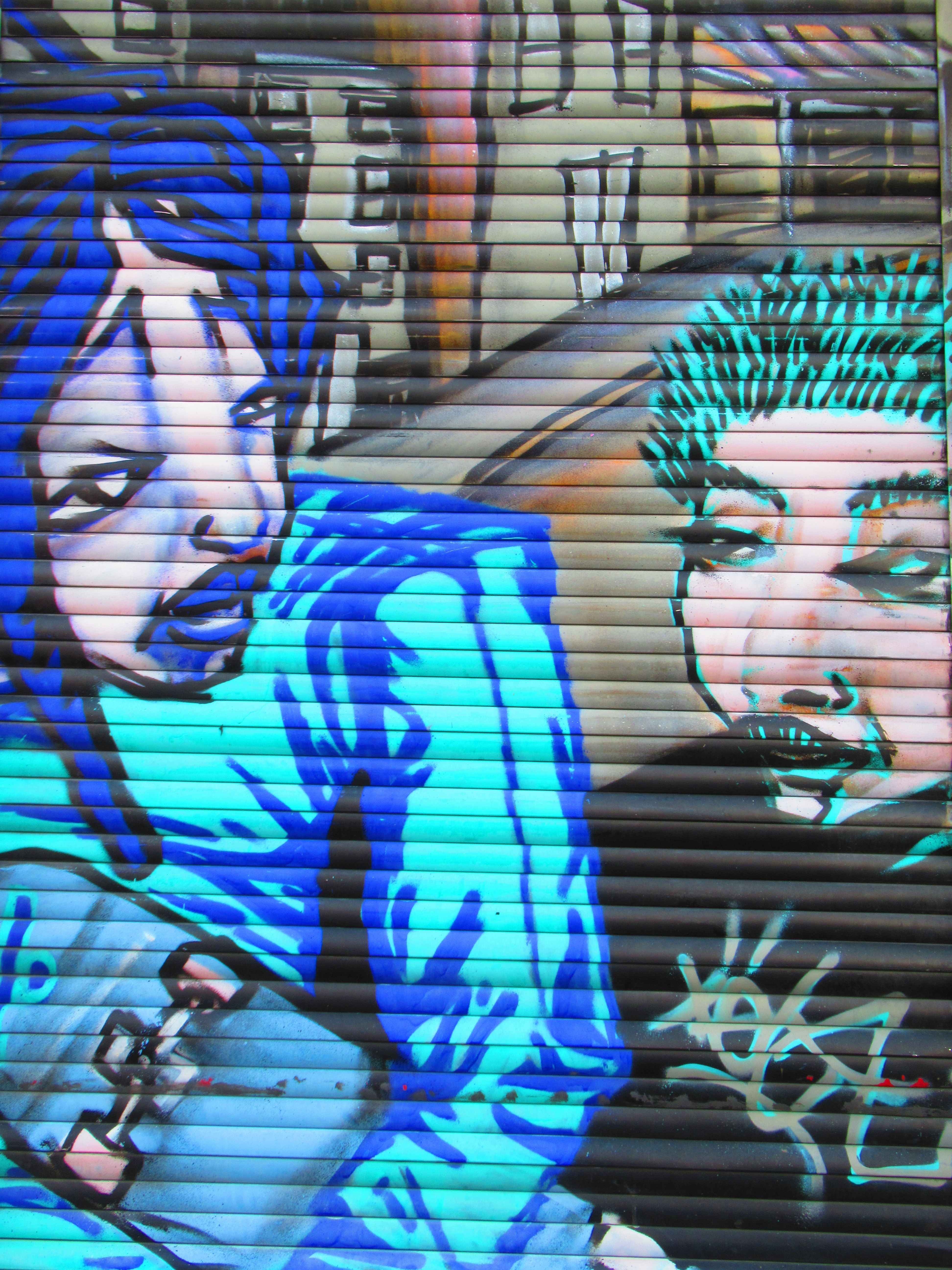 Art de rue personnages sur rideau métallique