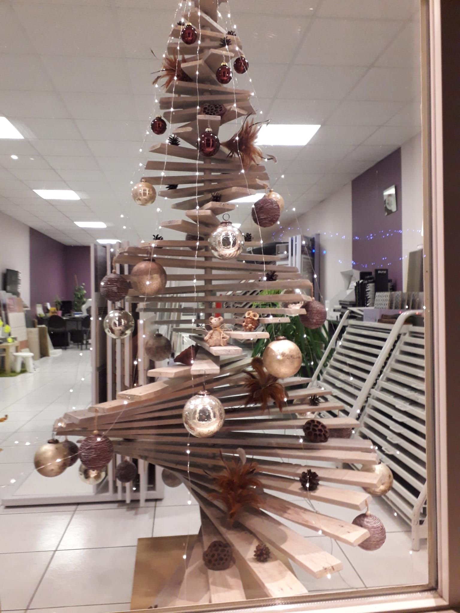 Une décoration de Noël créative en forme de sapin, photo gratuite