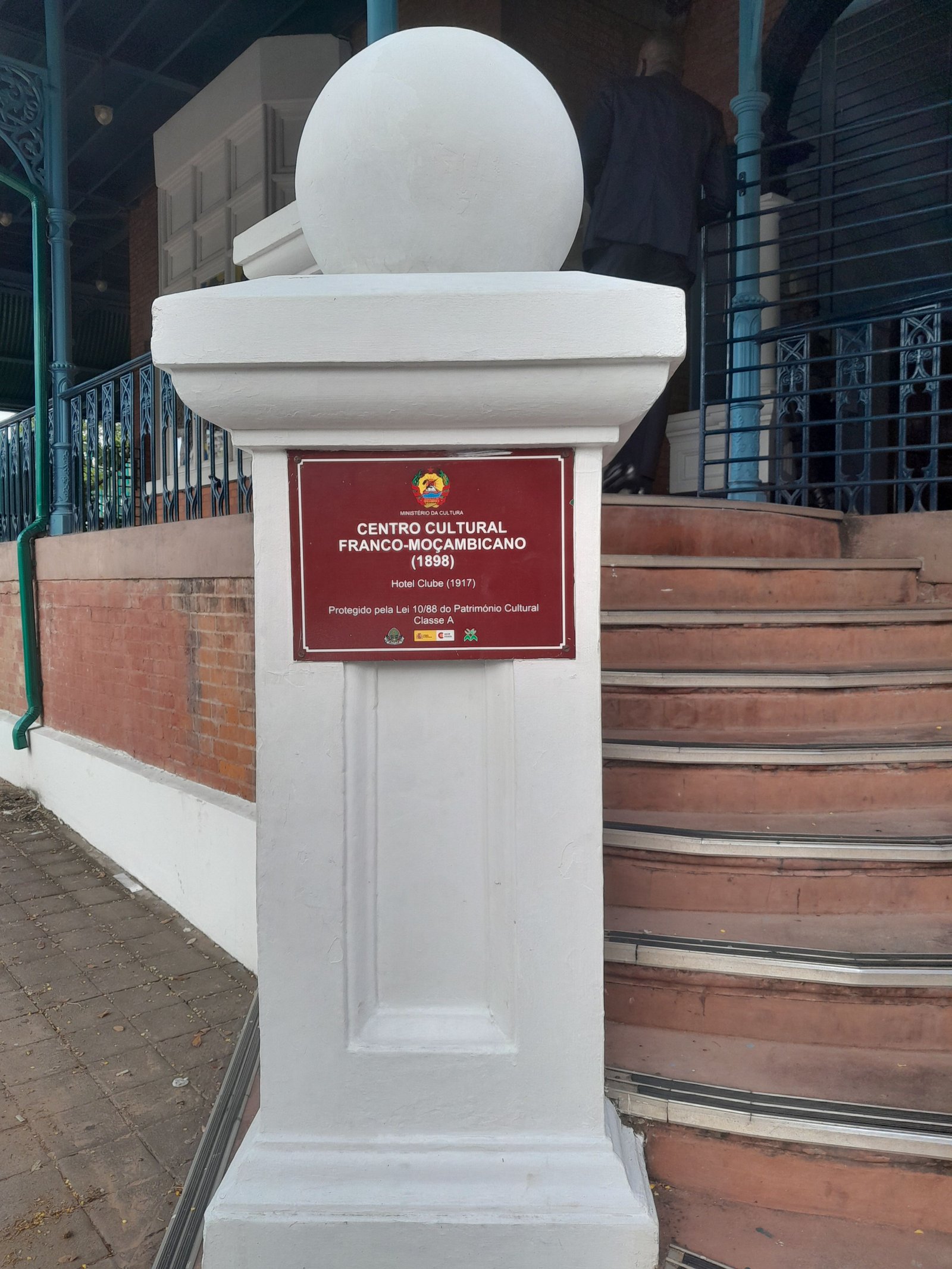 Plaque du Centre Culturel Franco-Mozambicain sur un pilon d'entrée photo gratuite
