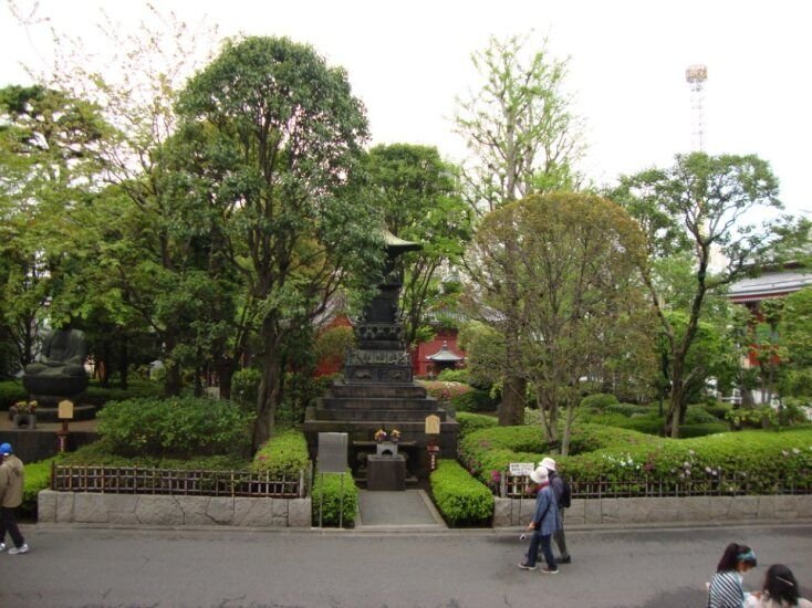 Une promenade dans un jardin boudditique à Tokyo photo gratuite