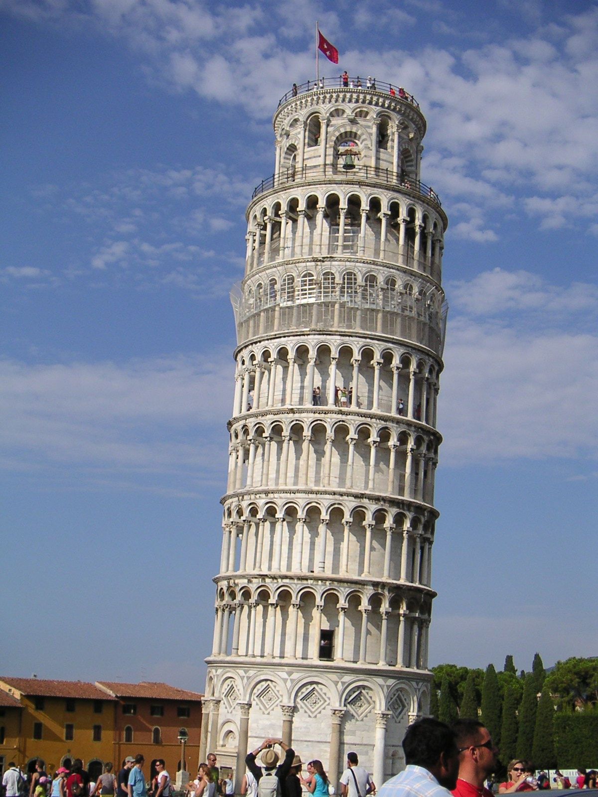 Haut de la Tour de Pise Italie avec touristes