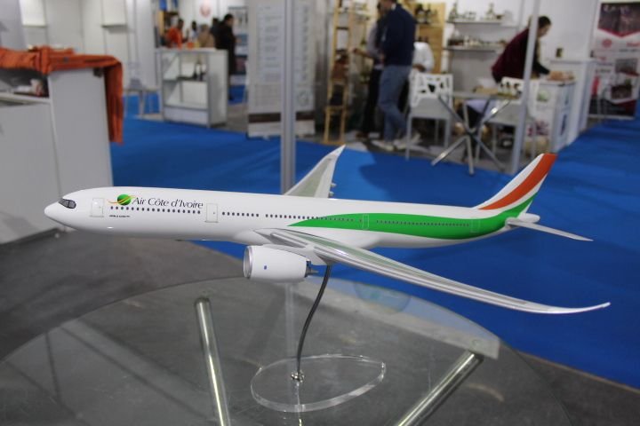 Modèle d'avion Air Côte d'Ivoire exposé dans un salon professionnel photo gratuite