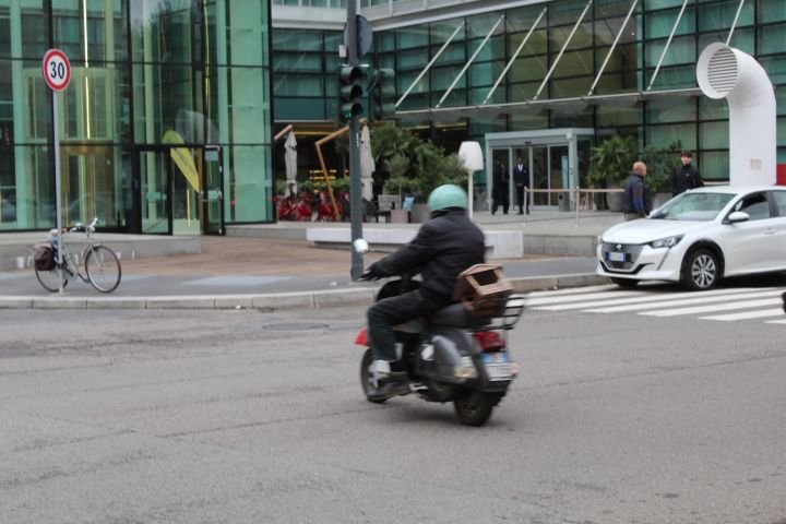 Un motard circule dans la ville de Milan Lombardie en Italie photo gratuite