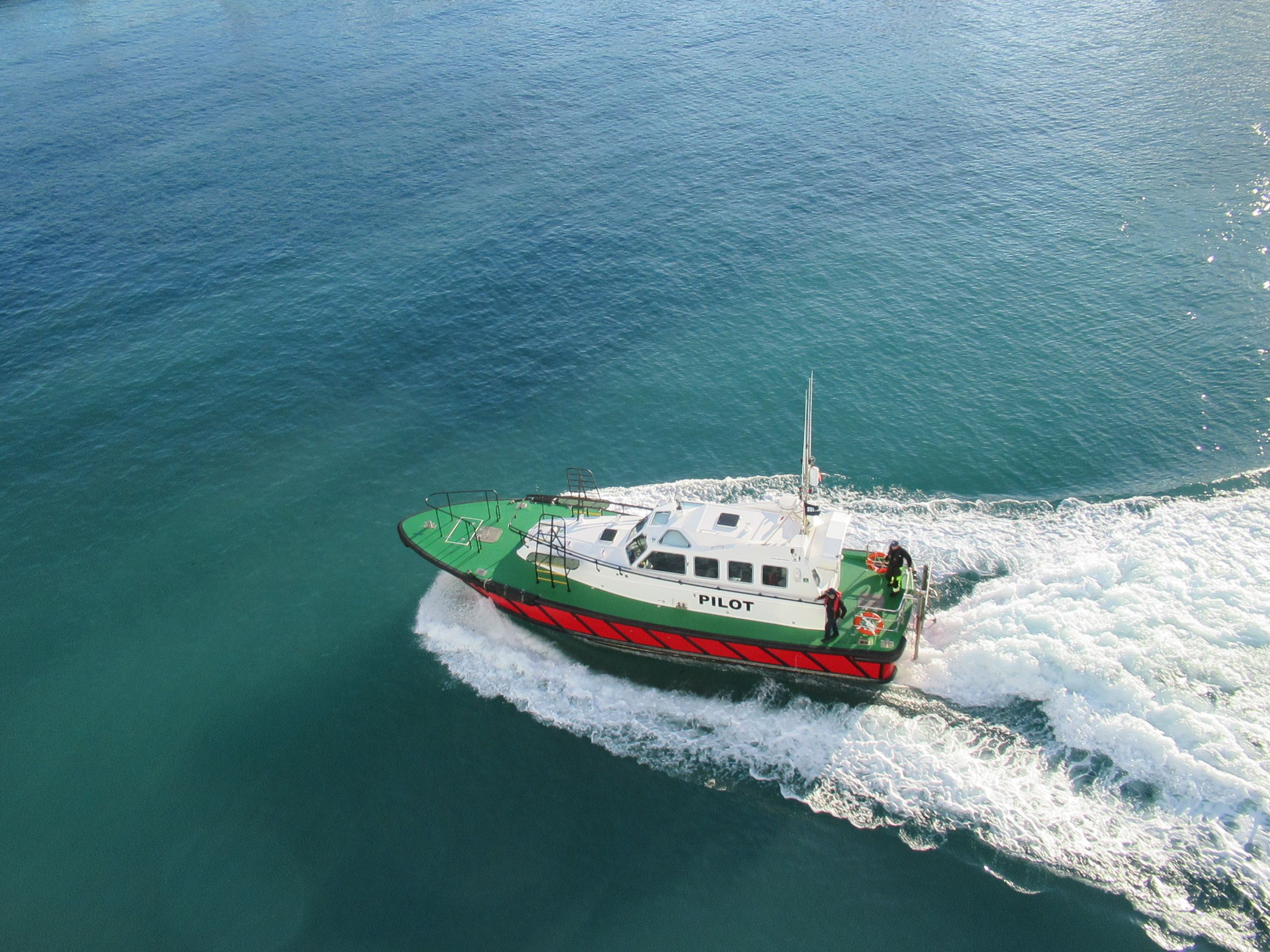 Bateau Pilote en pleine mer