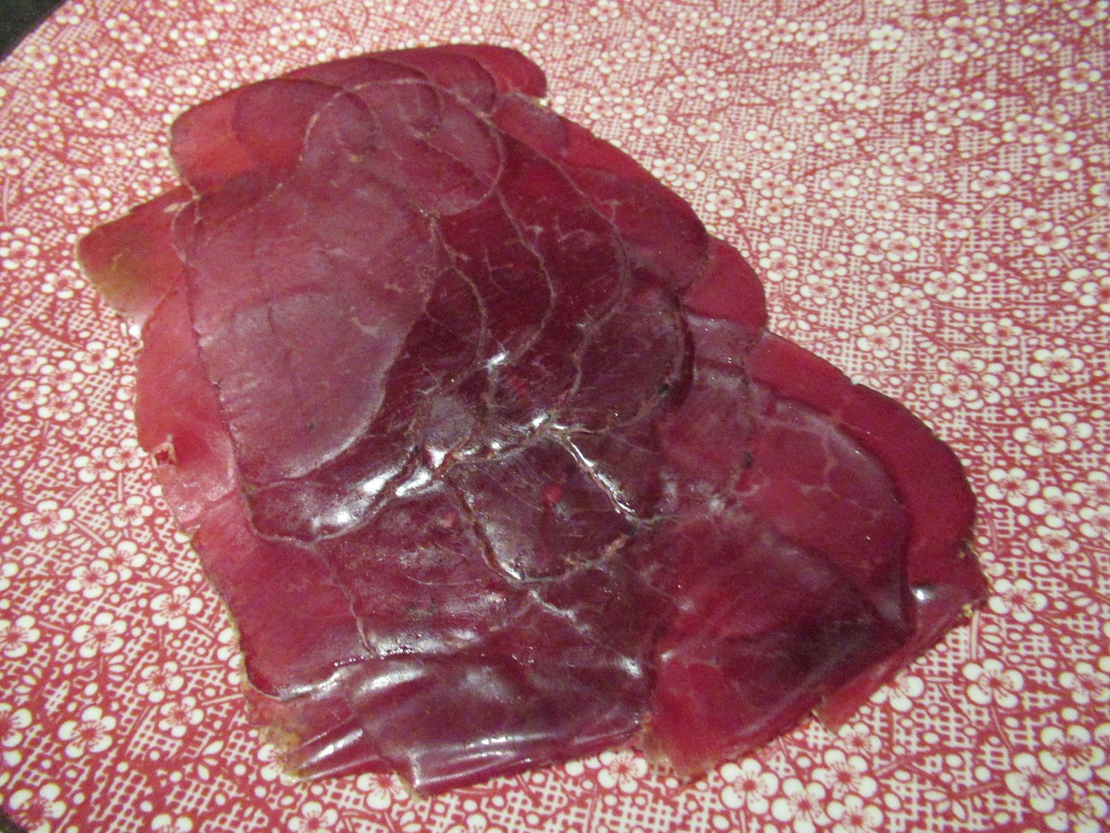 Tranches de jambon de sanglier coupées finement