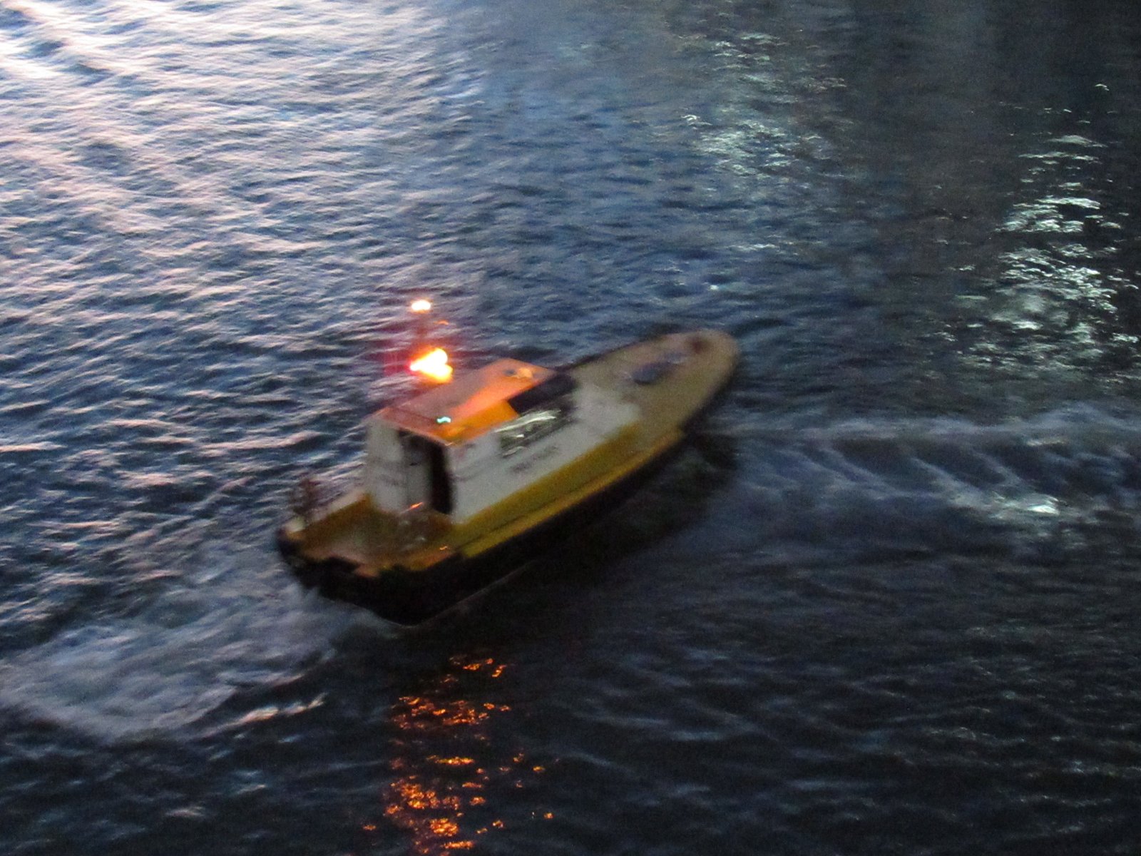 Navigation de bateau pilote dans la nuit, bateau de vitesse photo gratuite