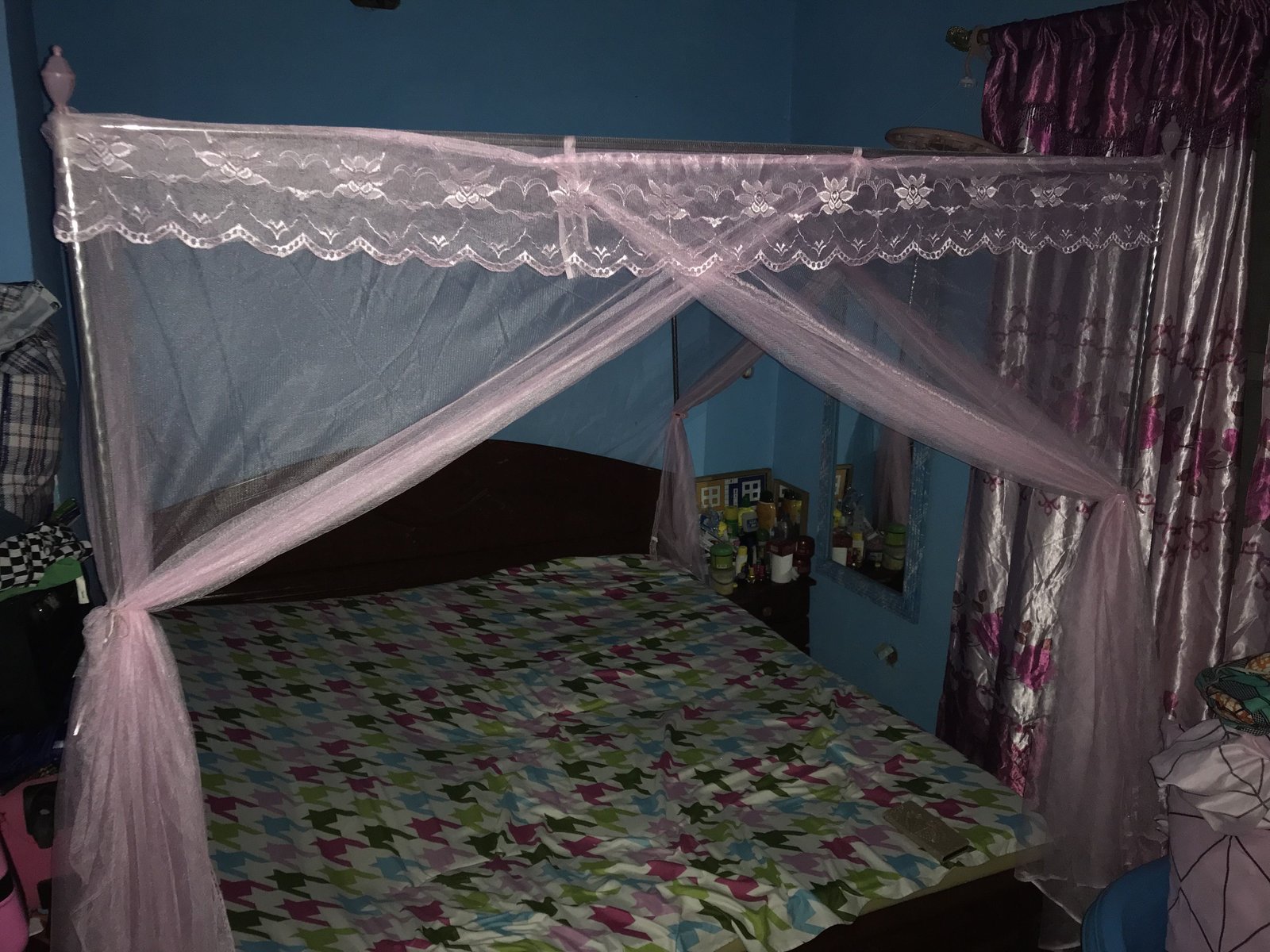 Un lit protégé par une moustiquaire rose photo gratuite